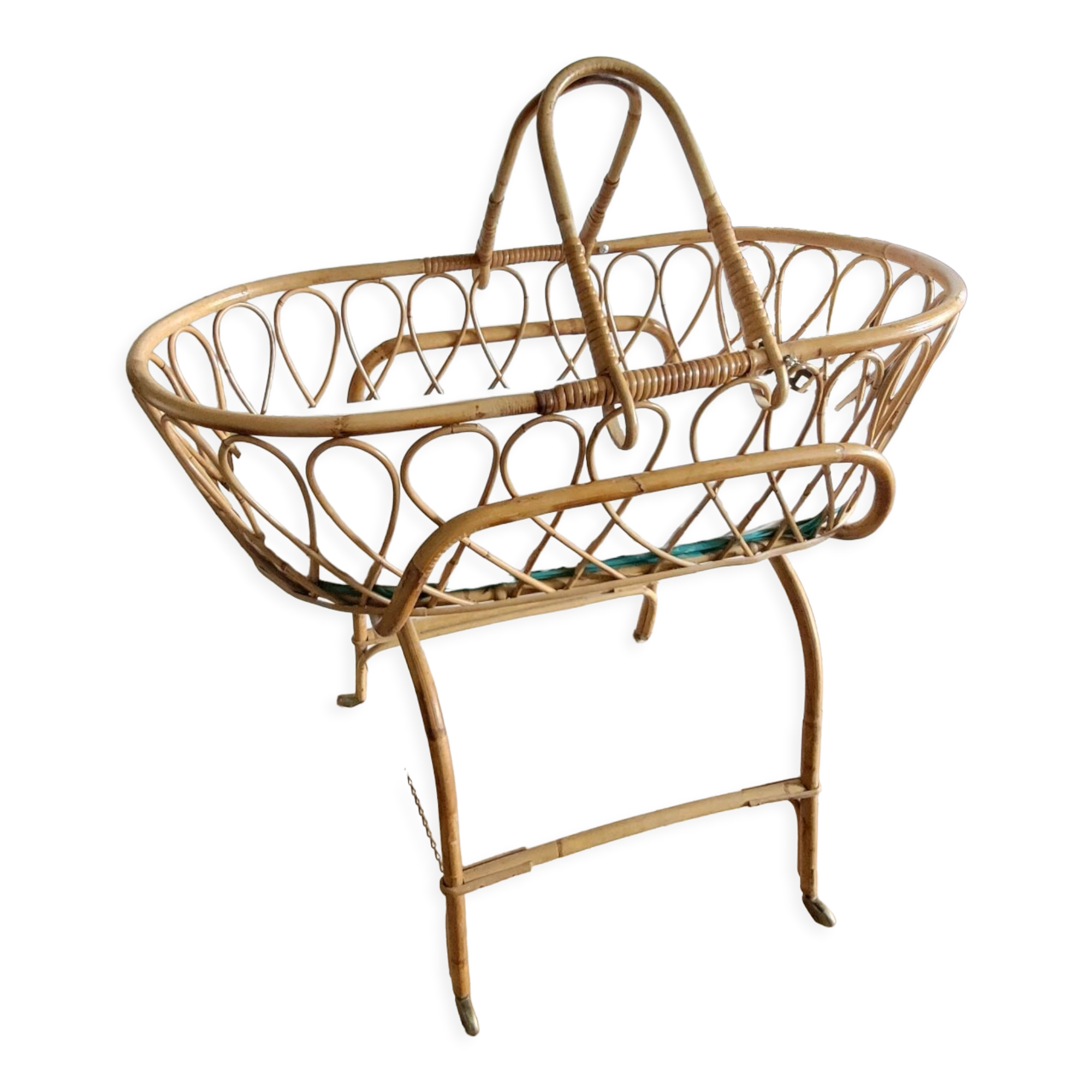 Rattan bassinet with support