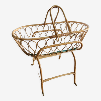 Rattan bassinet with support