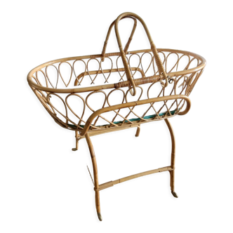 Rattan bassinet with support