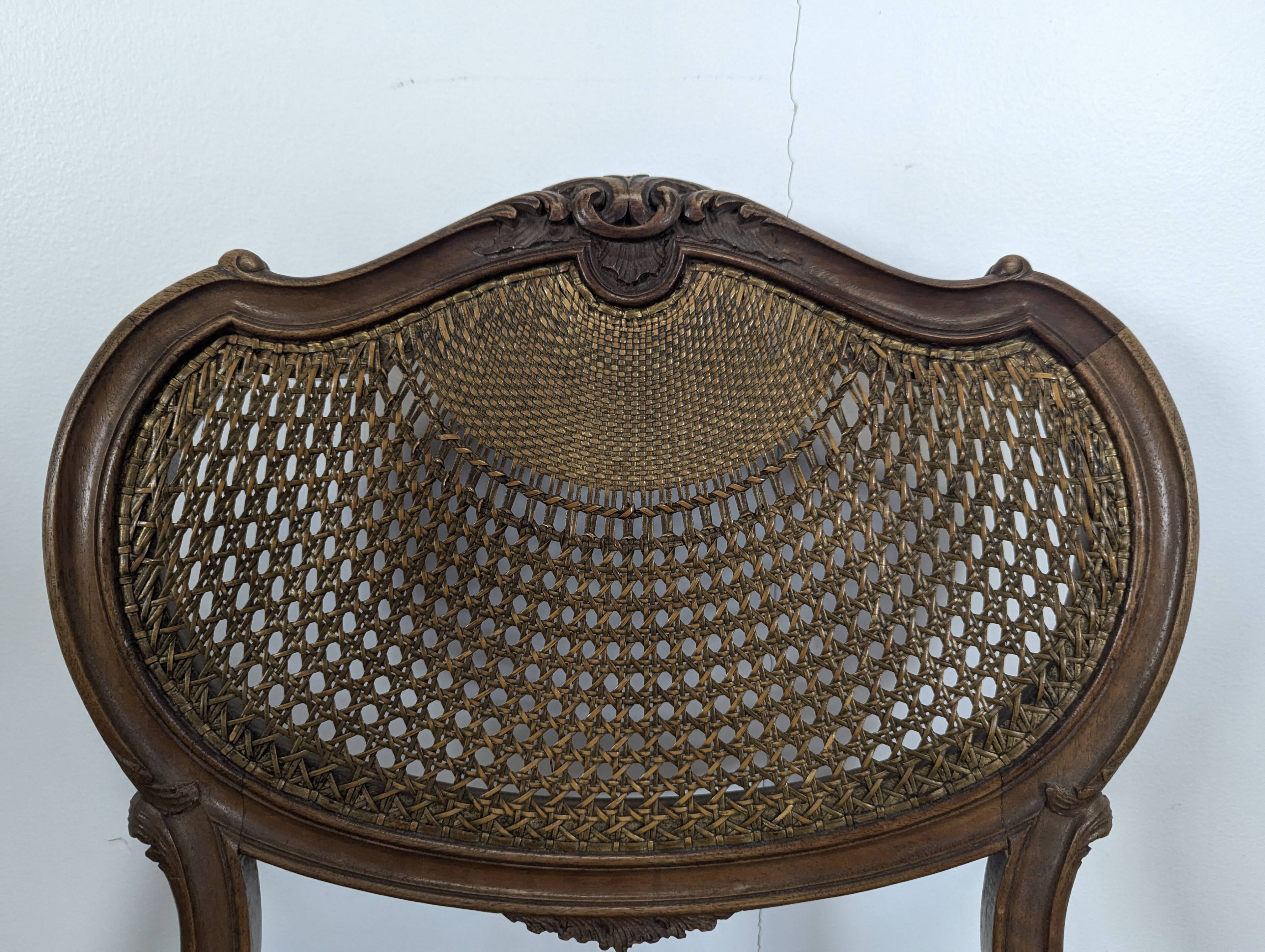 Série de 3 chaises cannées de style Louis XV