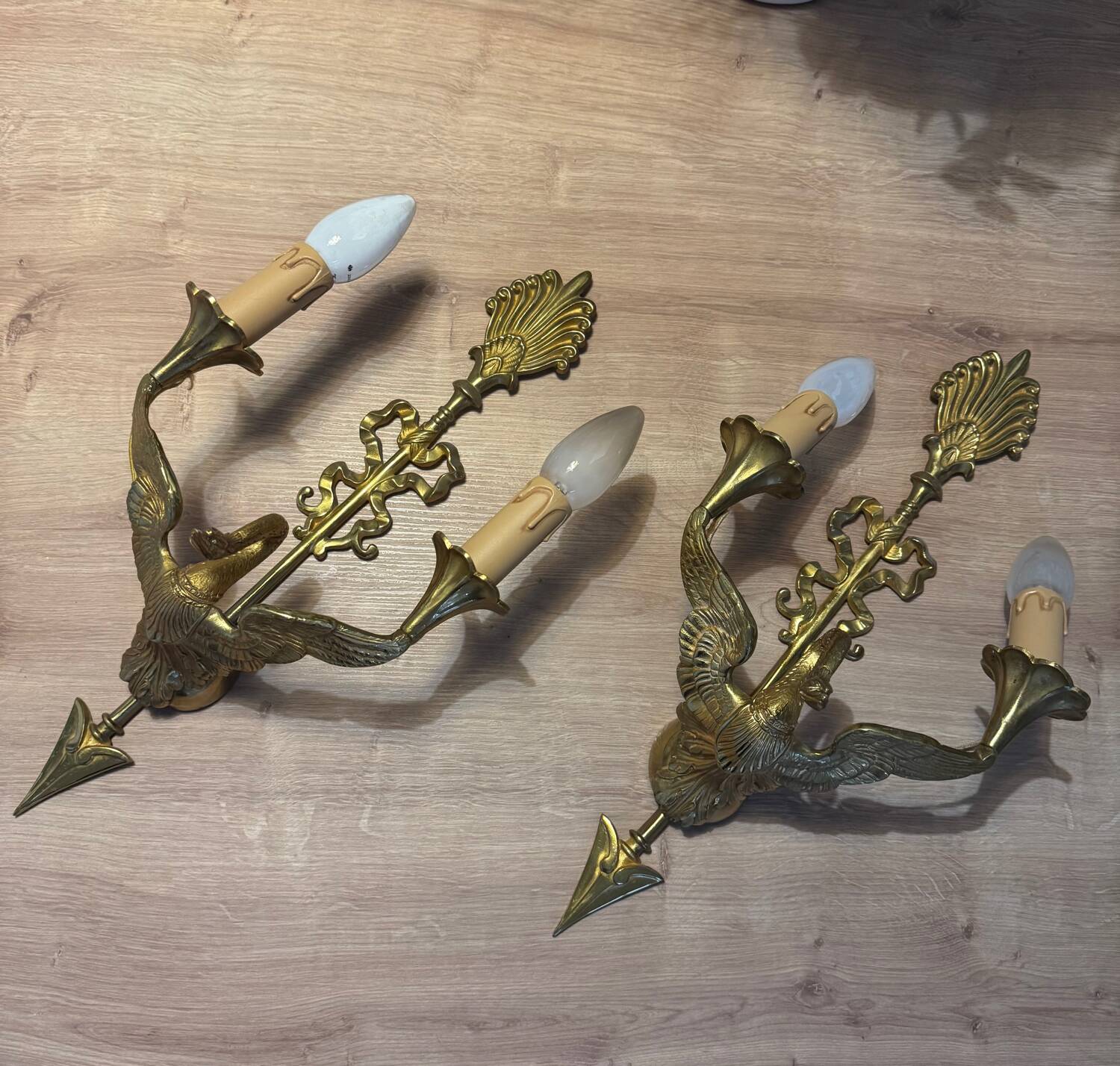 Paire d’appliques style Empire, cygne aux ailes déployées