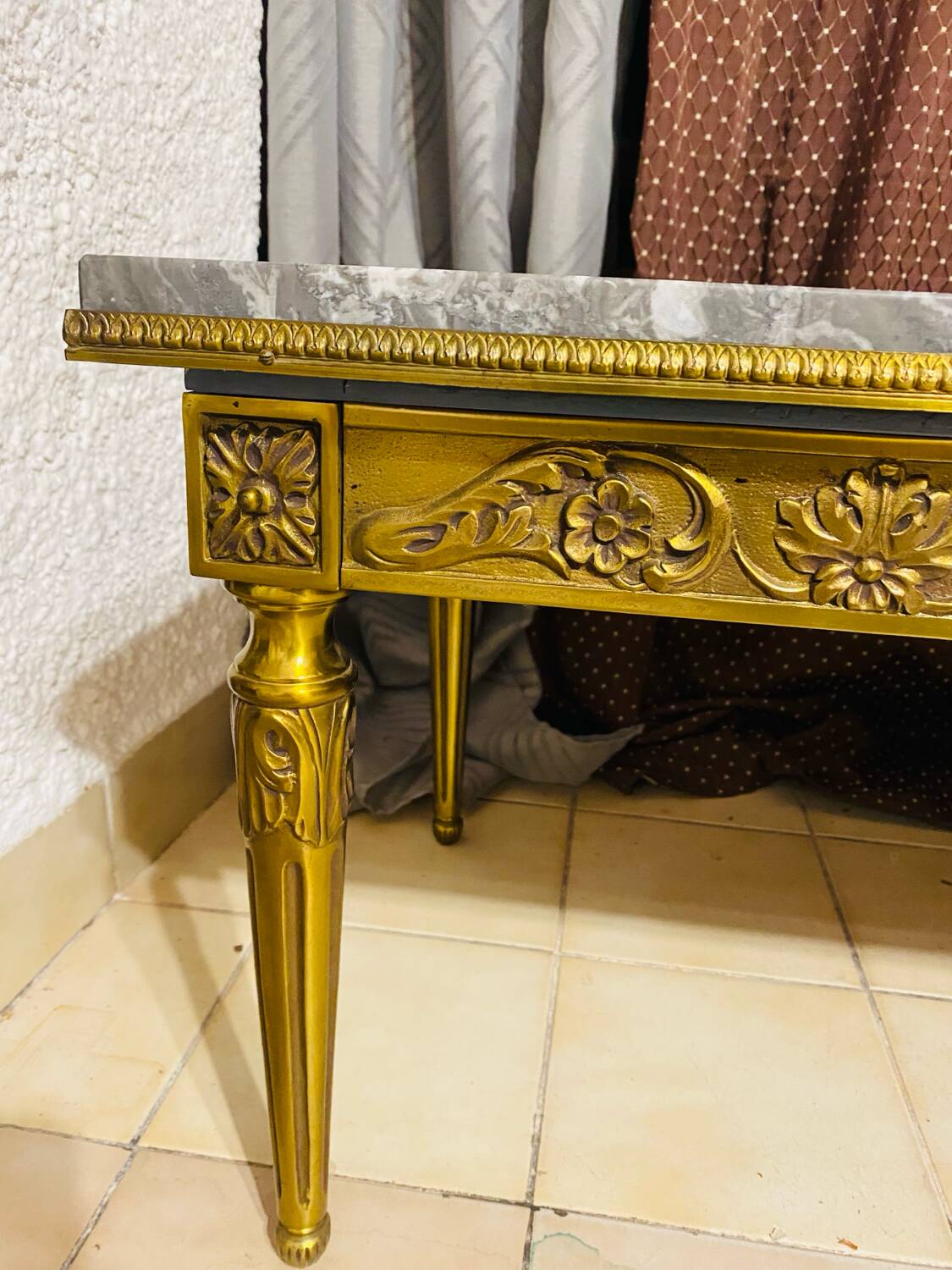 Louis XVI style coffee table – Marble and gilded bronze structure