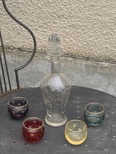 Liqueur carafe, or aperitif, carved with floral decoration in transparent glass and 4 polka dot glasses