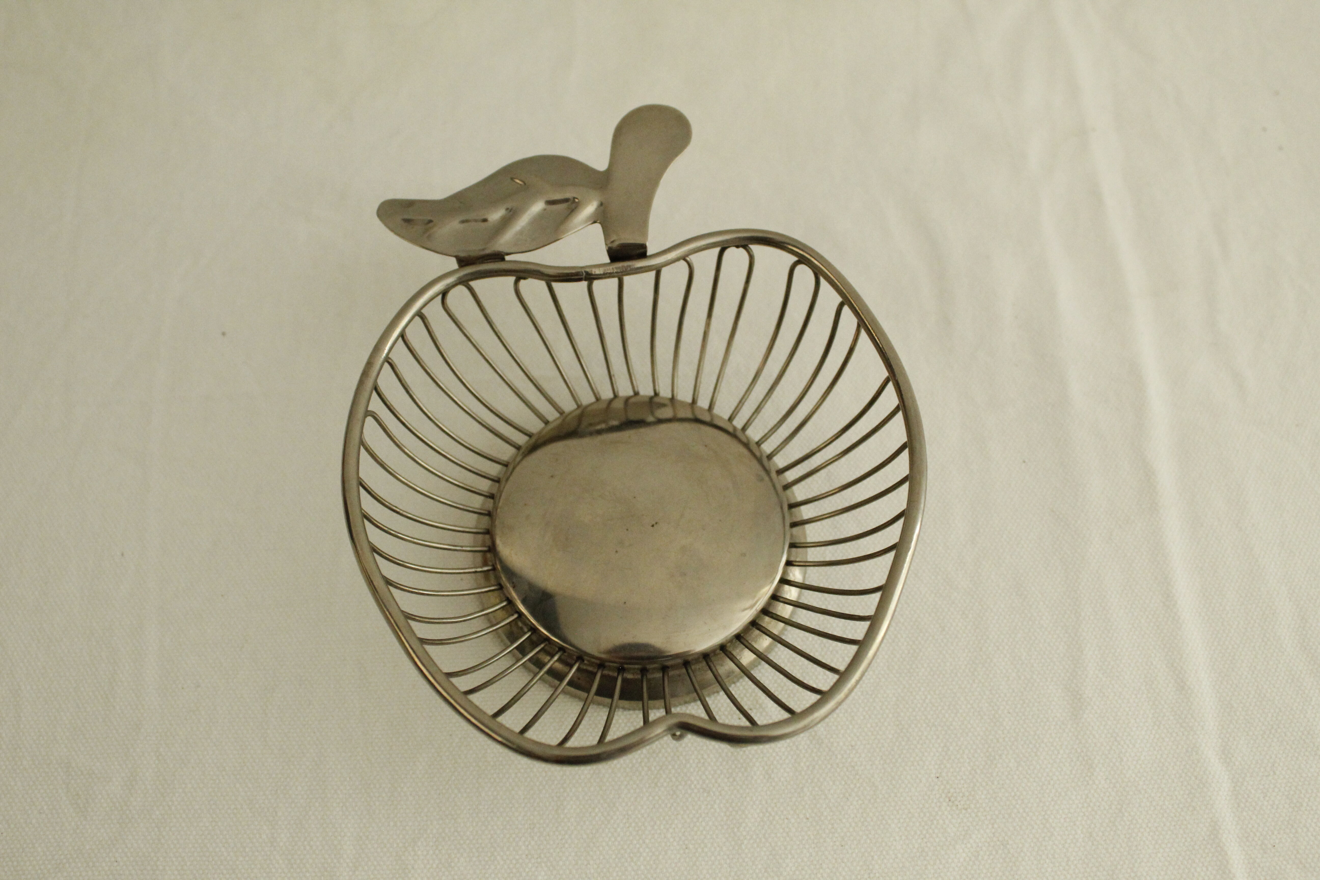 Small basket / tidy - silver metal - apple