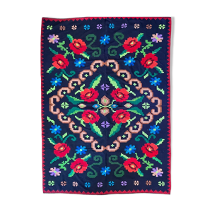 Couvre-lit vintage floral fait à la main ou housse de canapé tissu noir avec de grandes fleurs rouges fabriqué en Roumanie 200x150cm