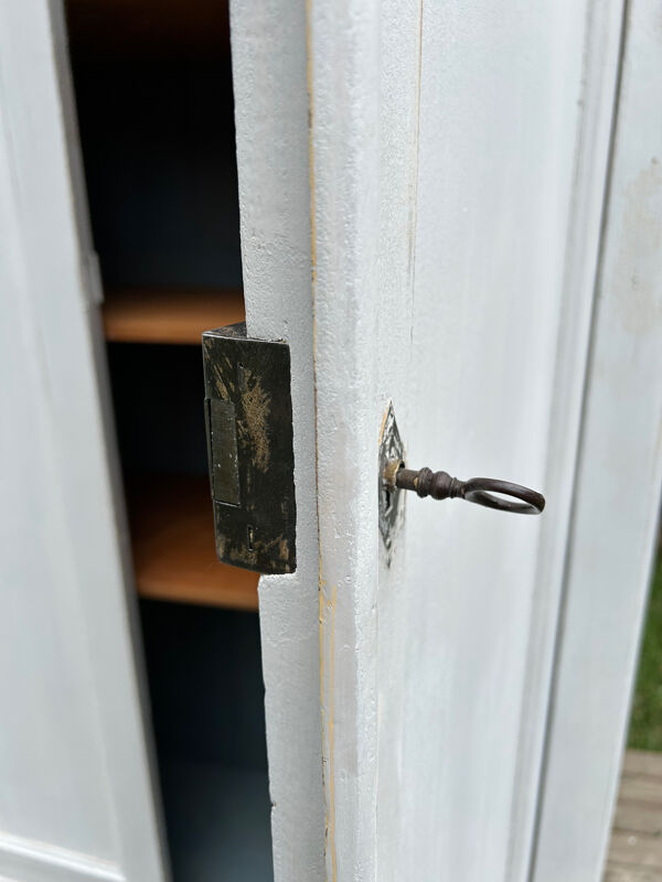 Armoire parisienne ancienne patine blanche