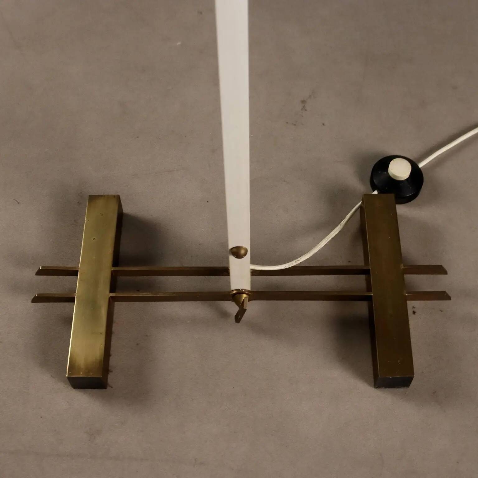 Vintage floor lamp in brass and enamelled metal, design, Italy, 1960s