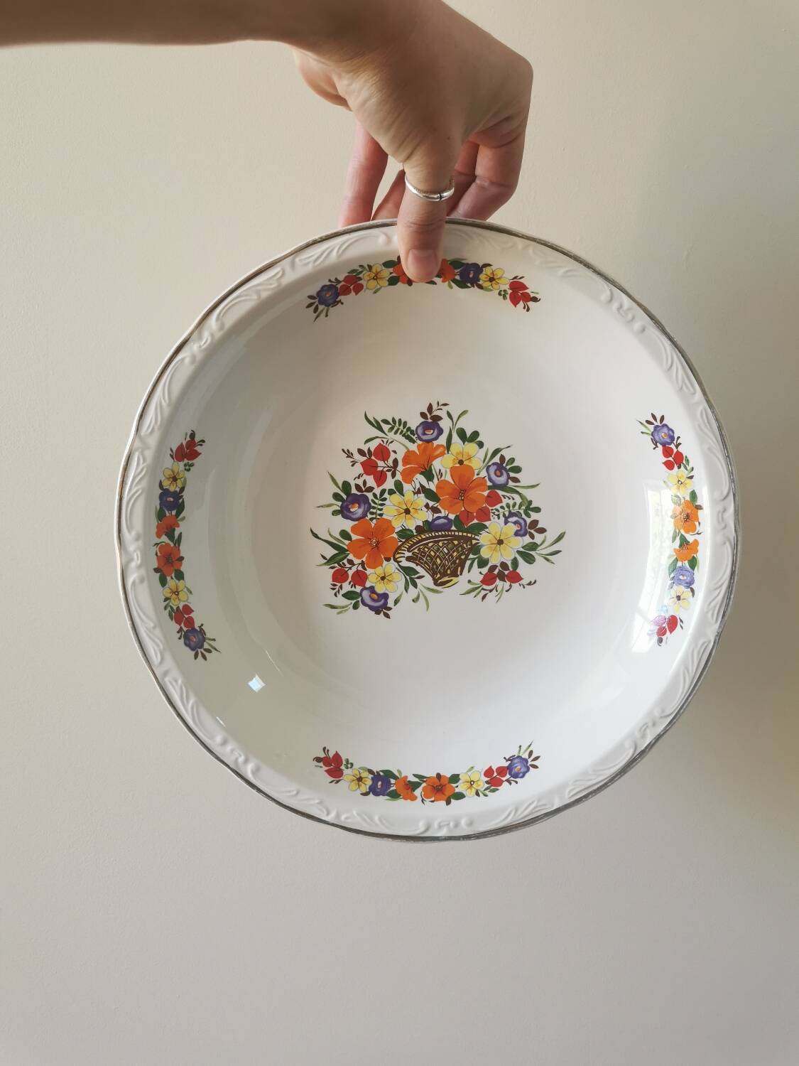Plat creux Digoin, corbeille de fleurs