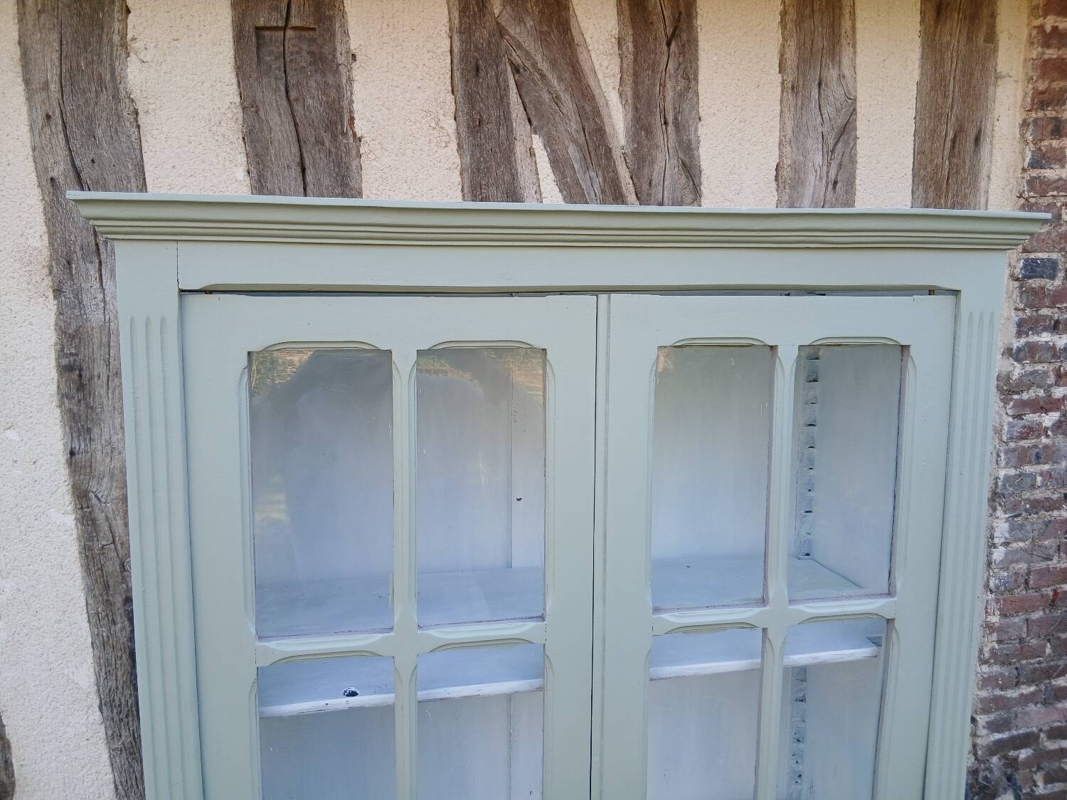Parisian style display cabinet with 2 doors and 3 shelves in Luxembourg green.