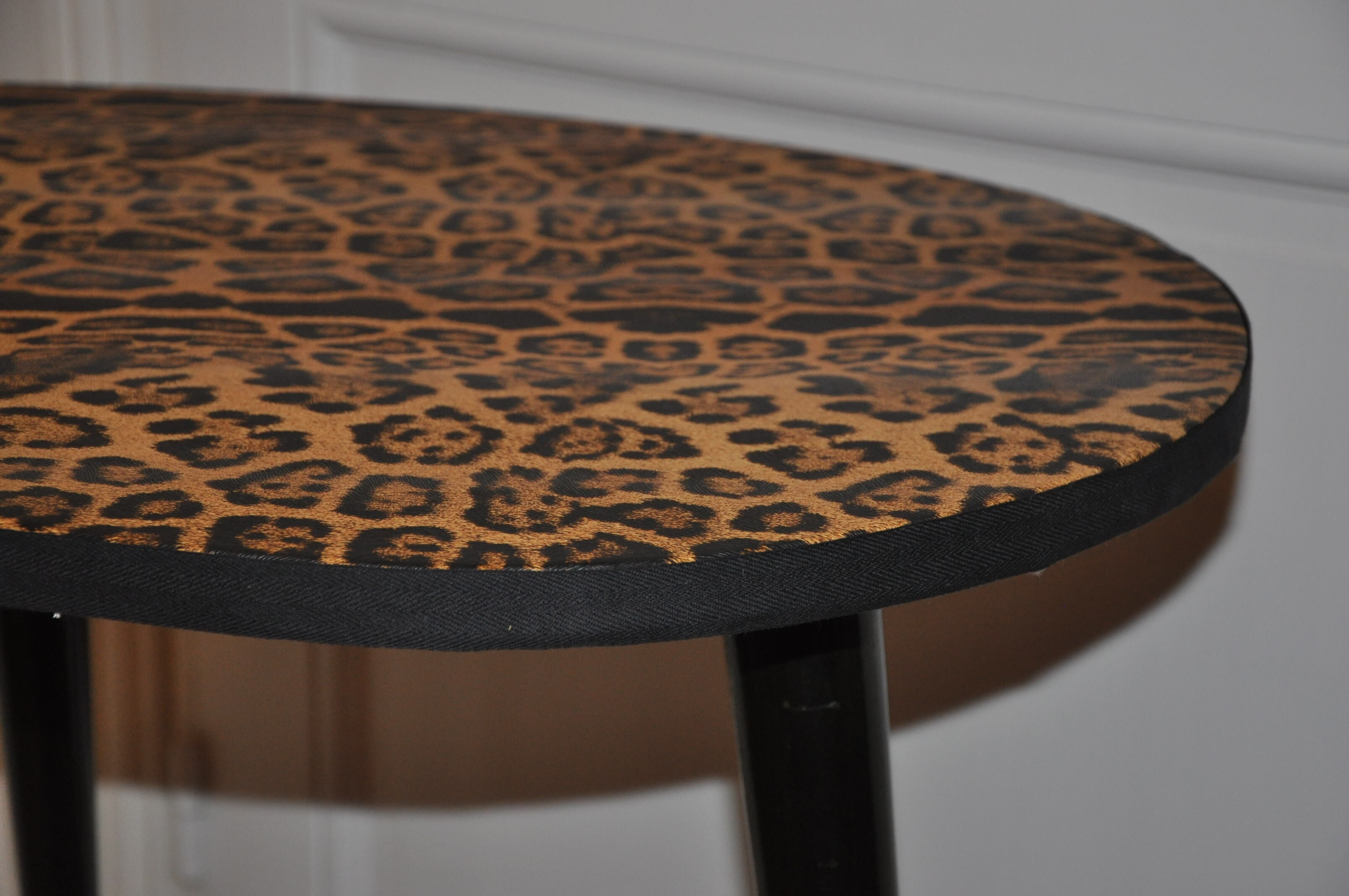 Table tripod shape vintage bean