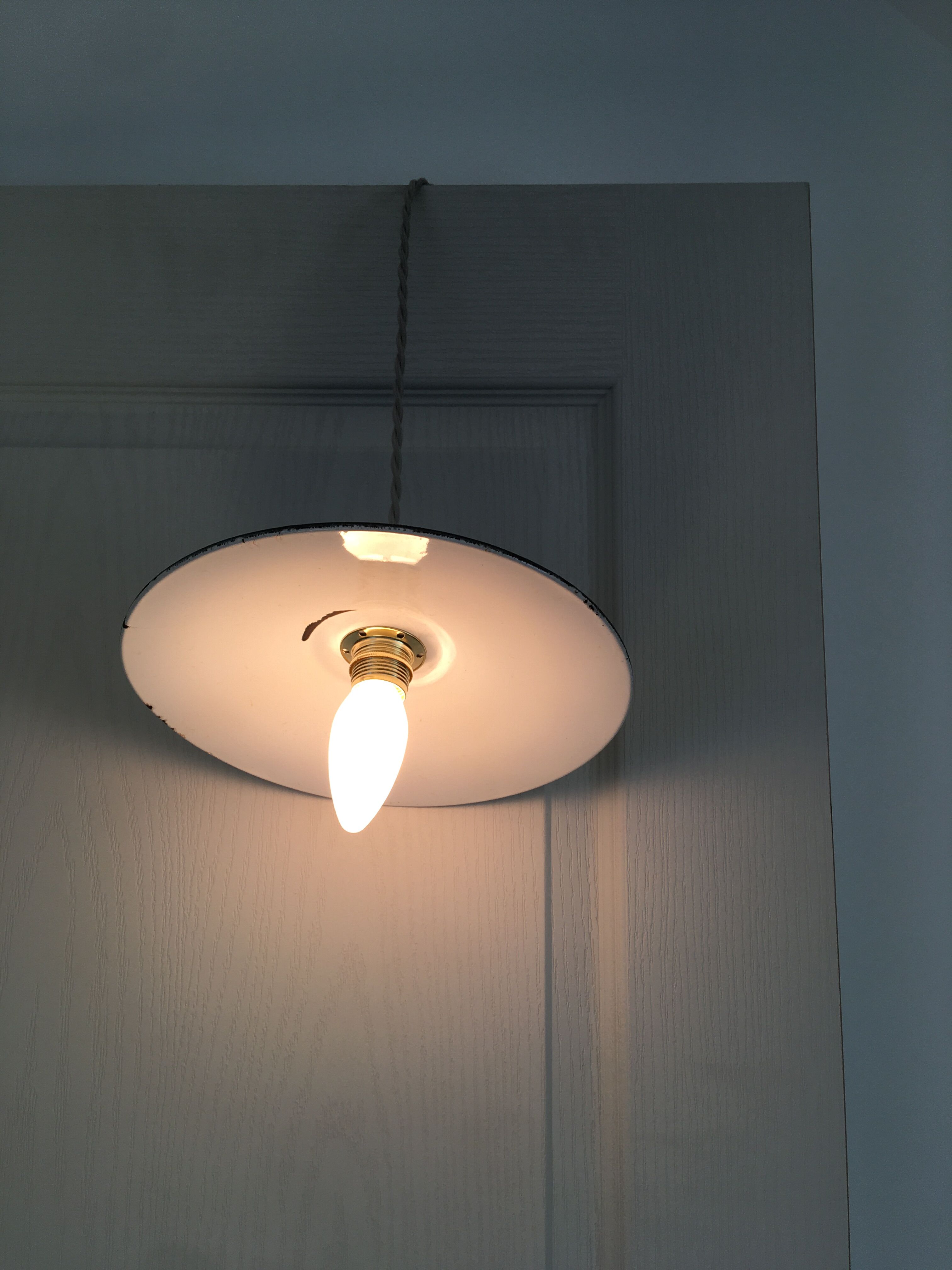 Suspension in black & white enamelled sheet metal