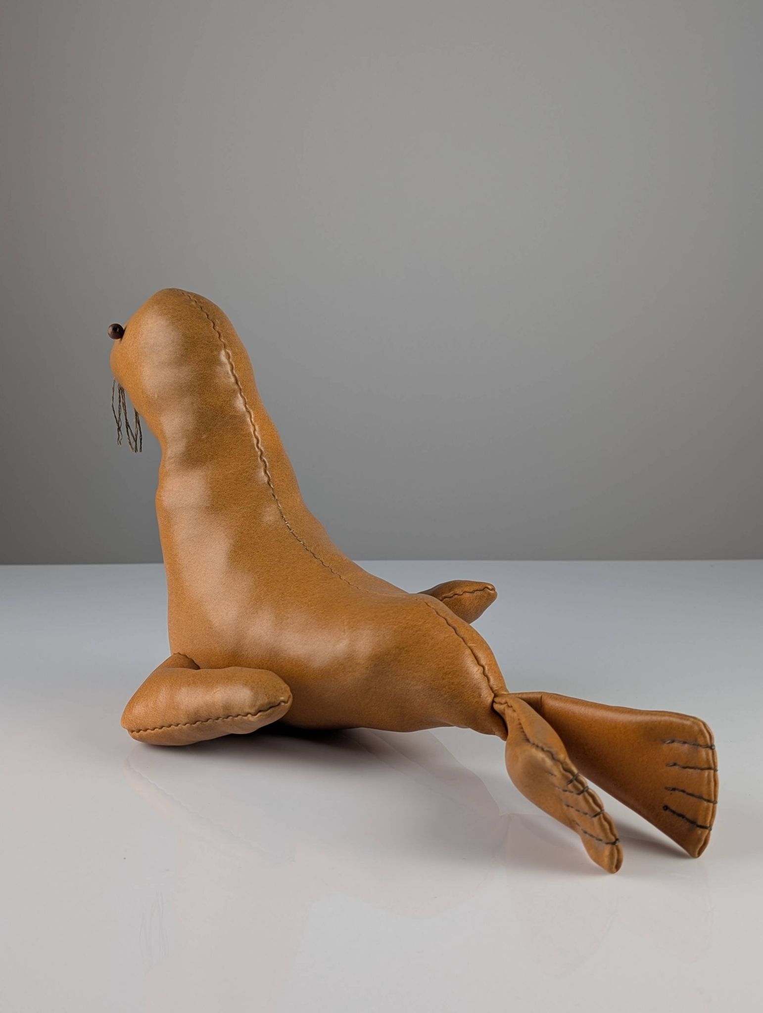 Phoque en cuir Sculpture décorative vintage années 1970