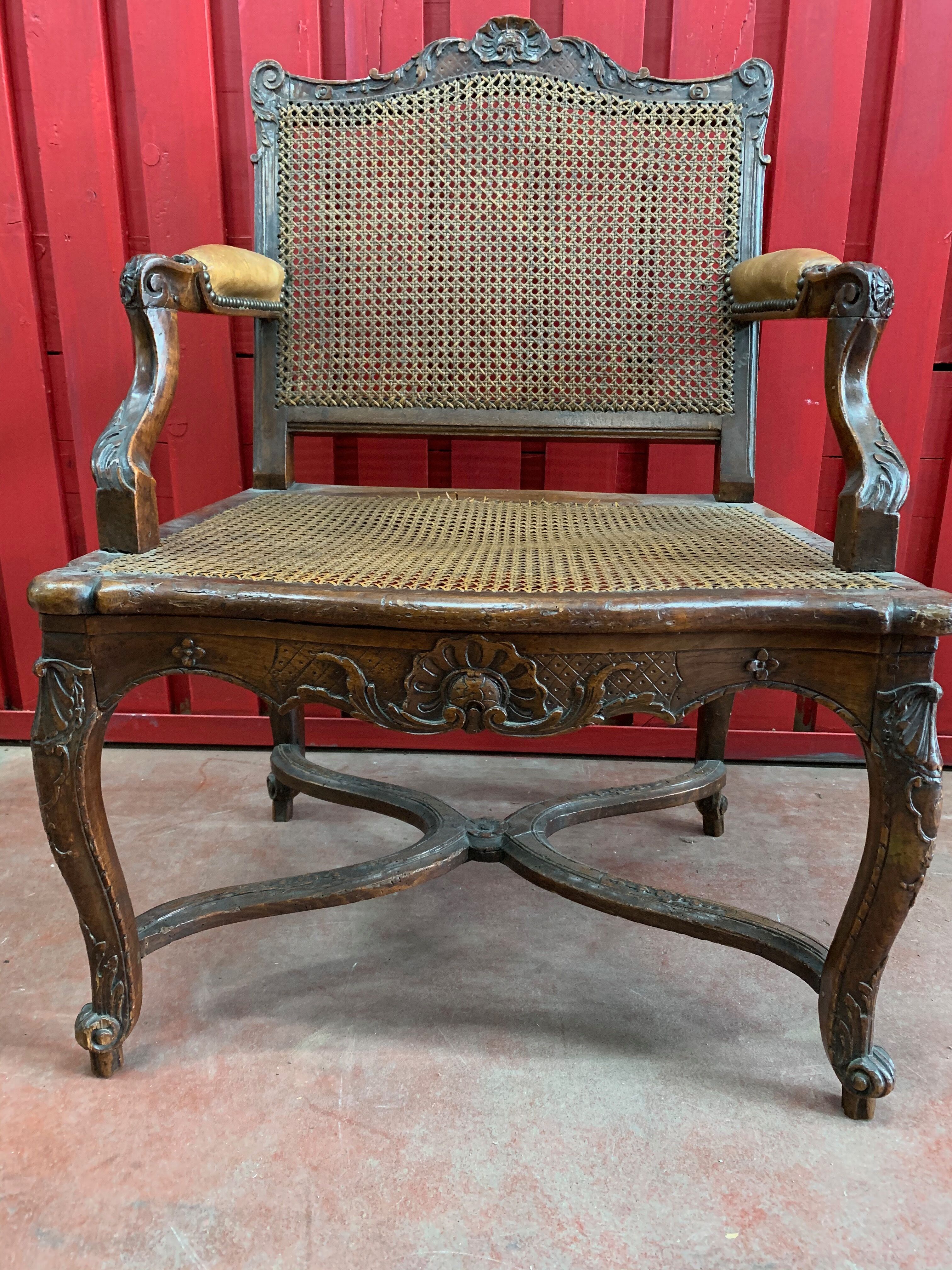 Fauteuil en noyer à fond de canne d'époque Régence début XVIIIème siècle