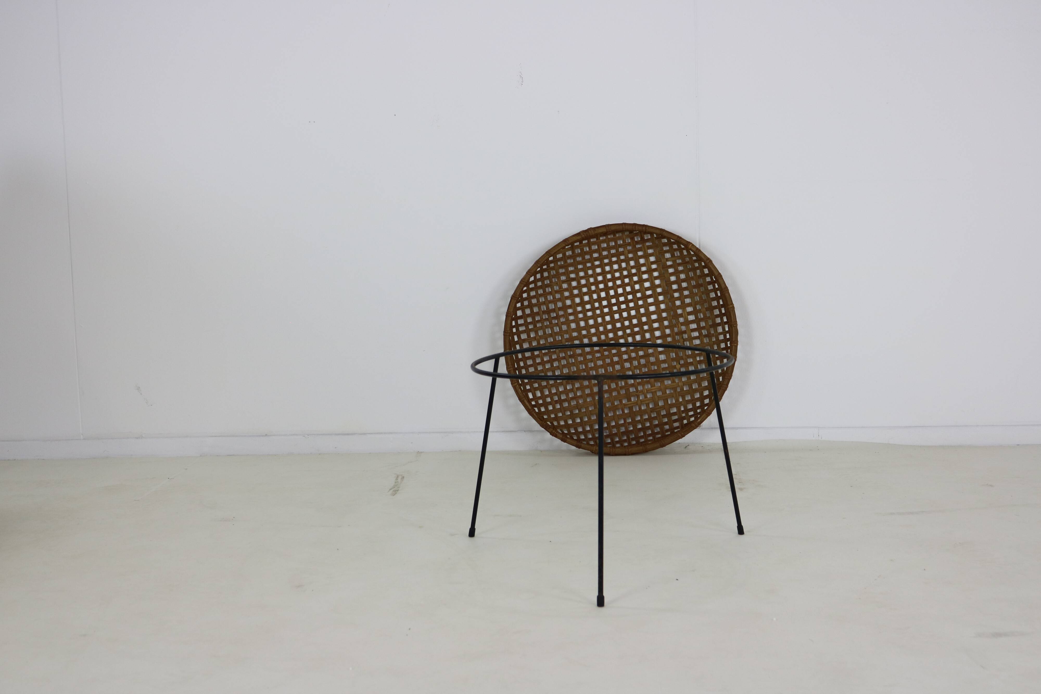 Dutch design rattan / rush tripod magazine side table