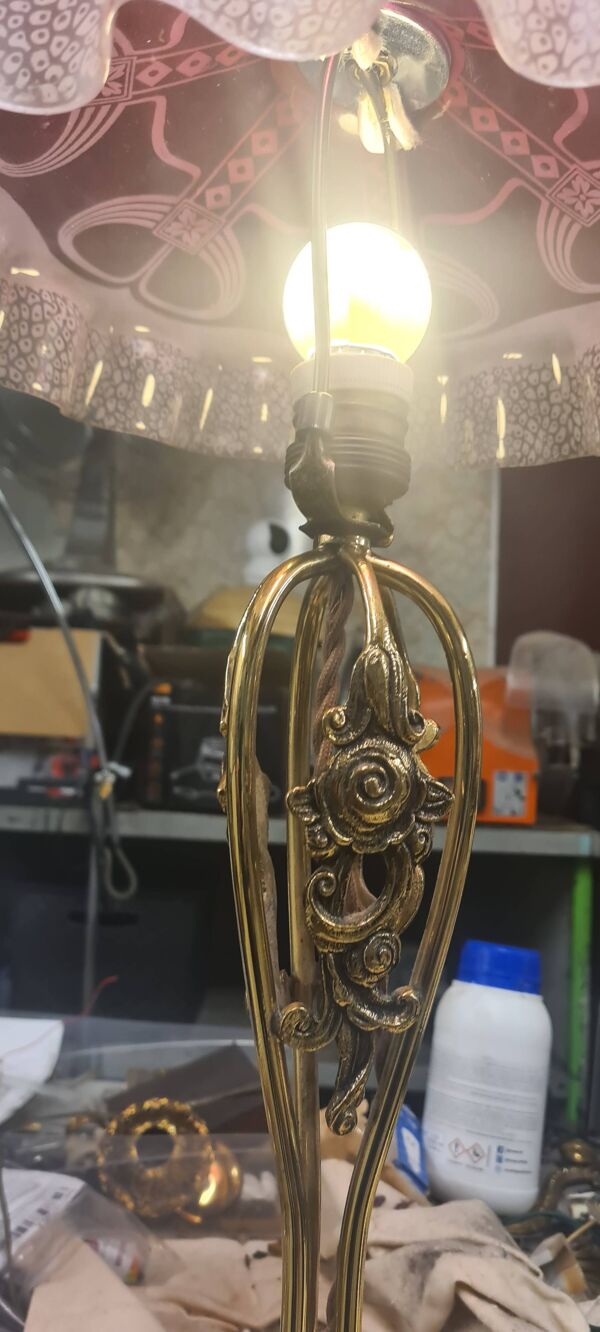 Lampe 1920 bronze abat-jour en verre teinté rose & gravé à l'acide art nouveau 63x30