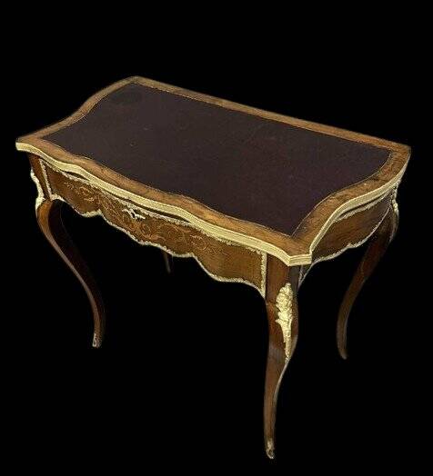 Bureau galbé style Louis XV en marqueterie