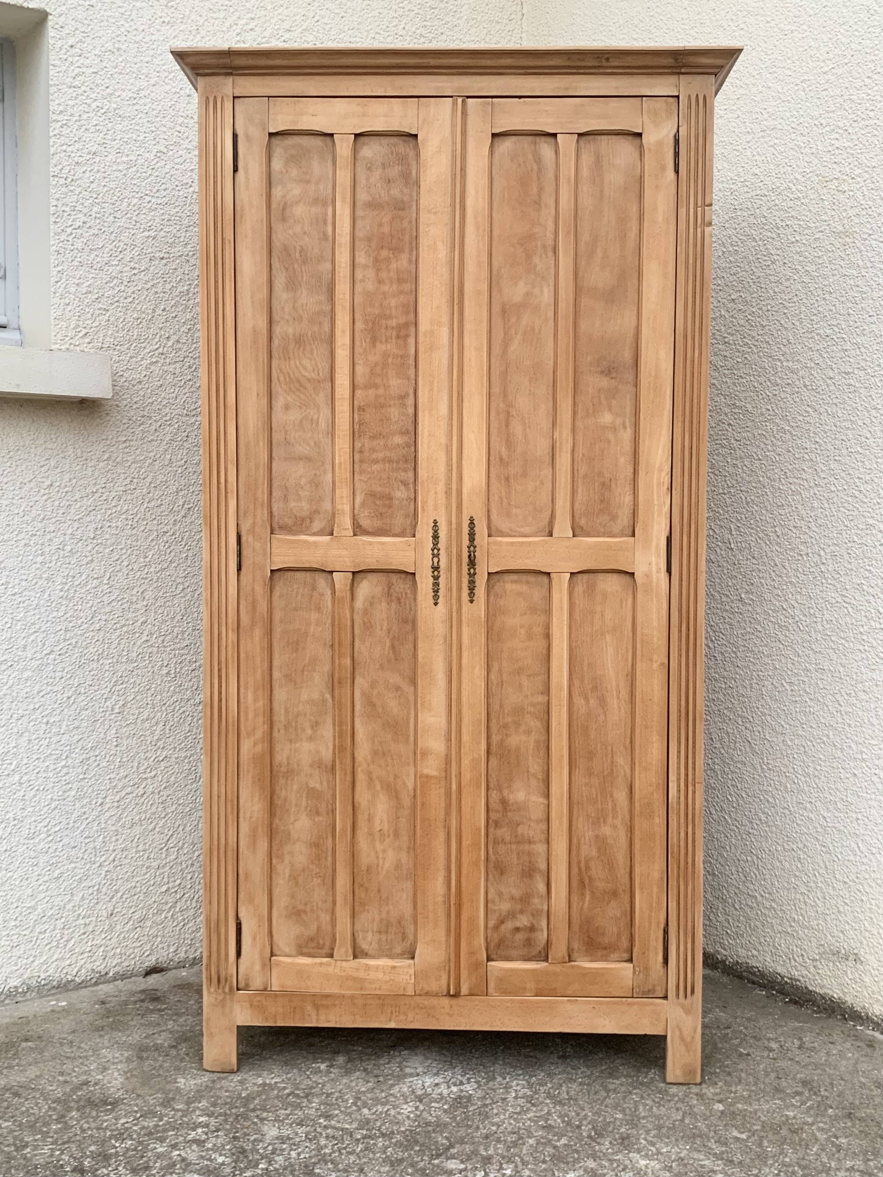 Armoire parisienne panneautée en bois brut, 1930