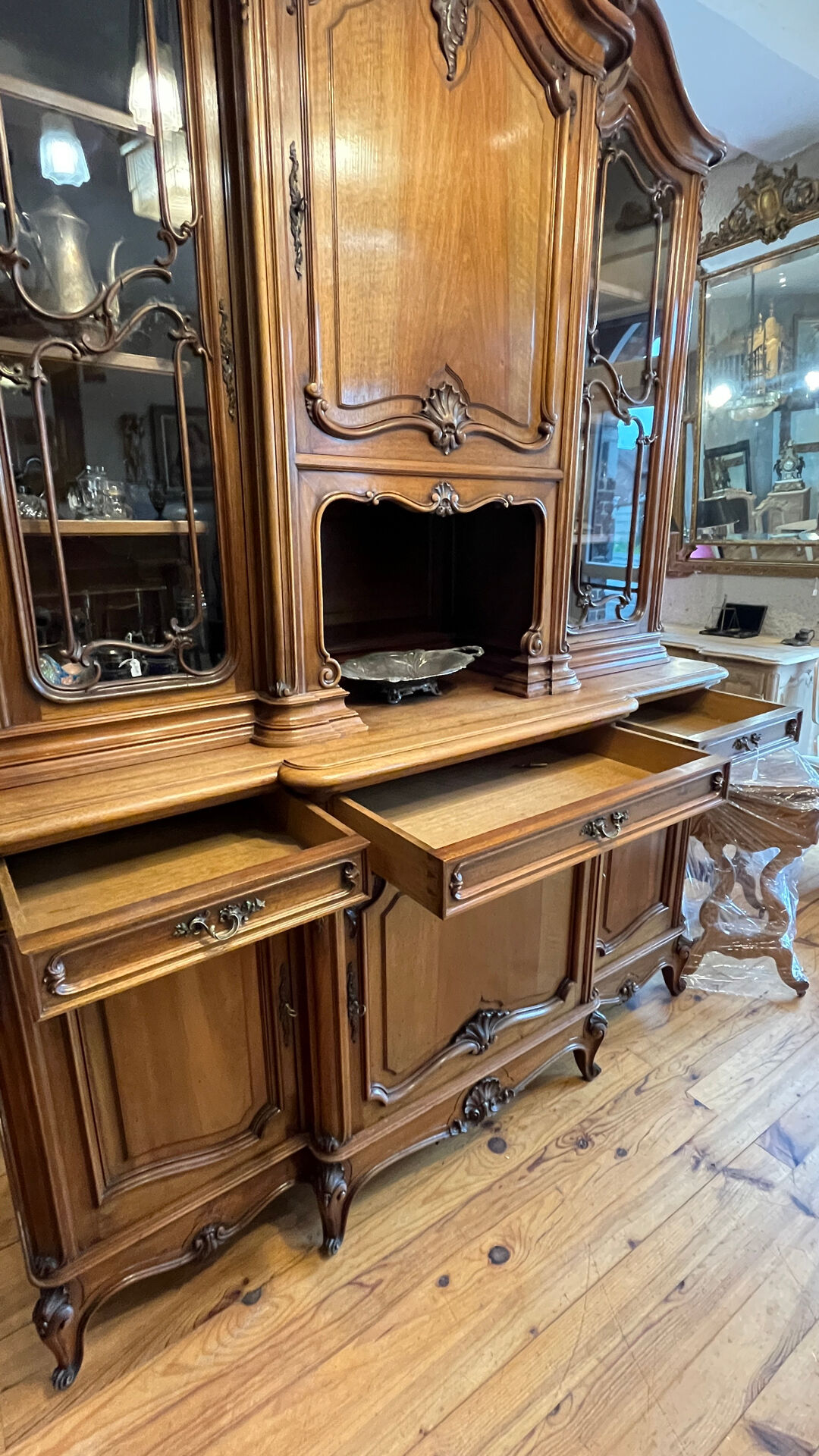 Buffet Noyer de style Louis XV