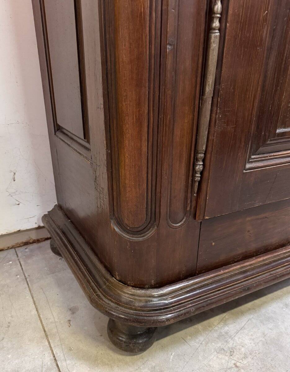 Alsatian wardrobe from the Louis XIII period in solid walnut.