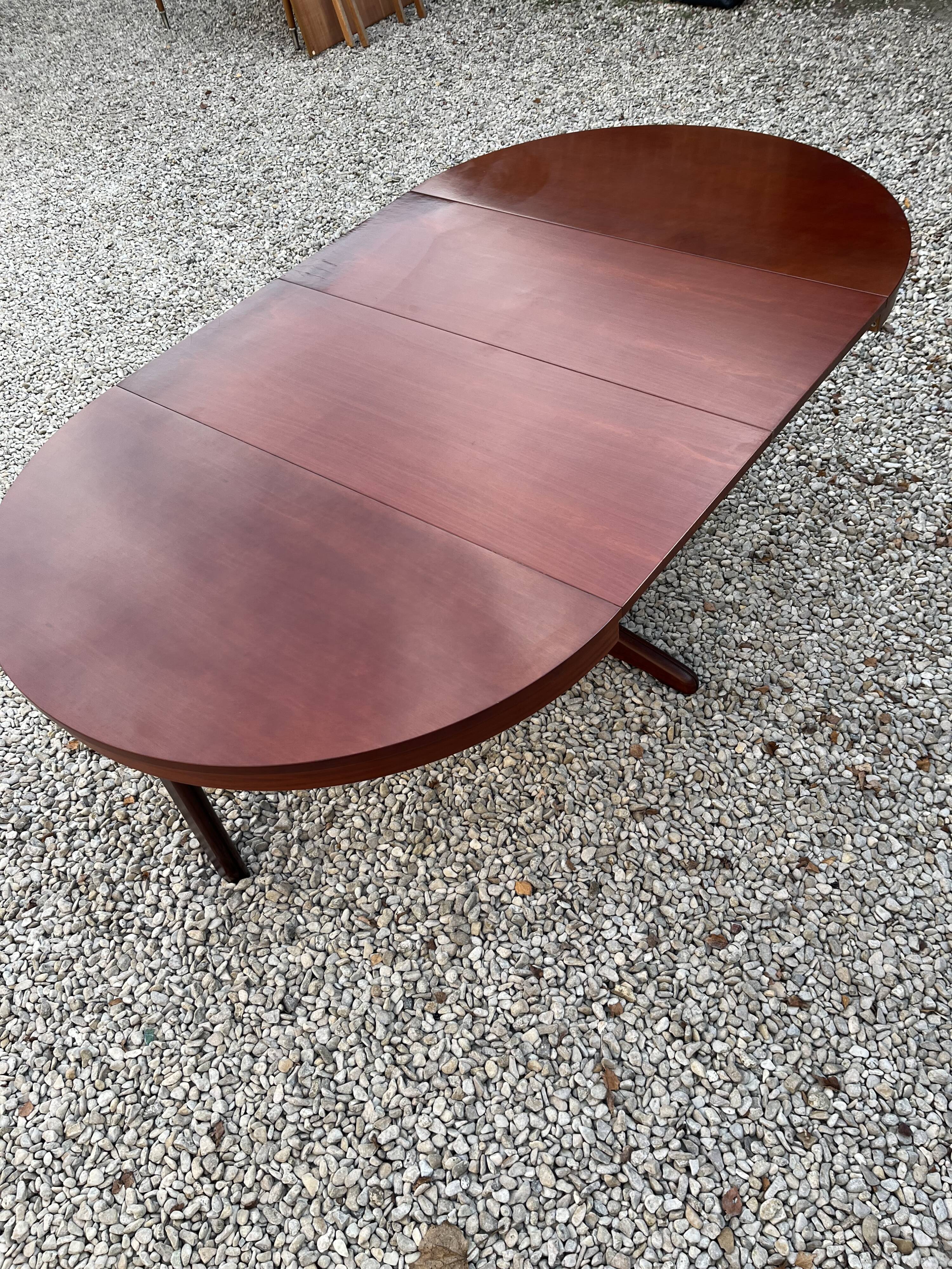 Baumann oval dining table