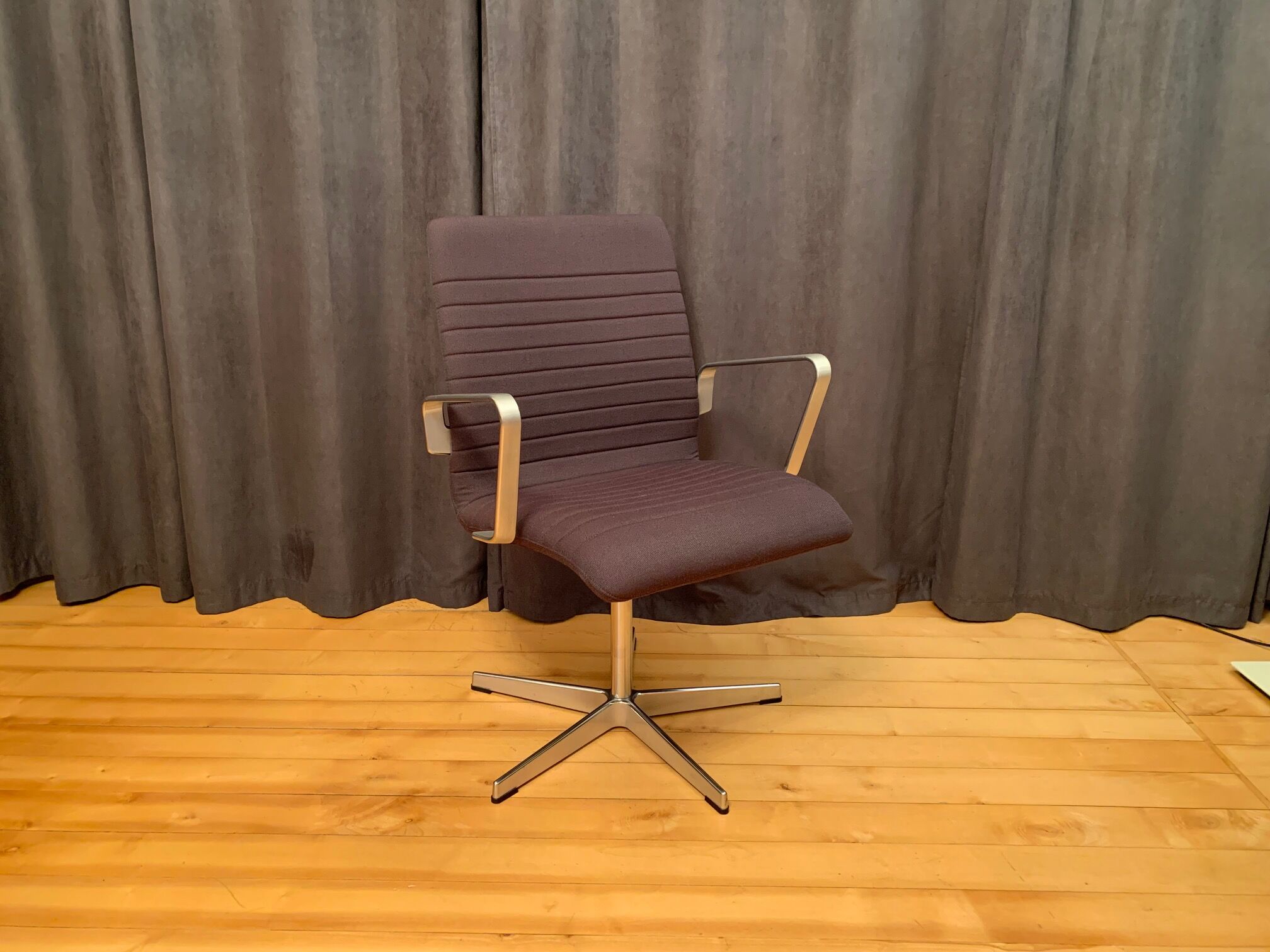 Oxford armchair by Arne Jacobsen, Fritz Hansen, Denmark.