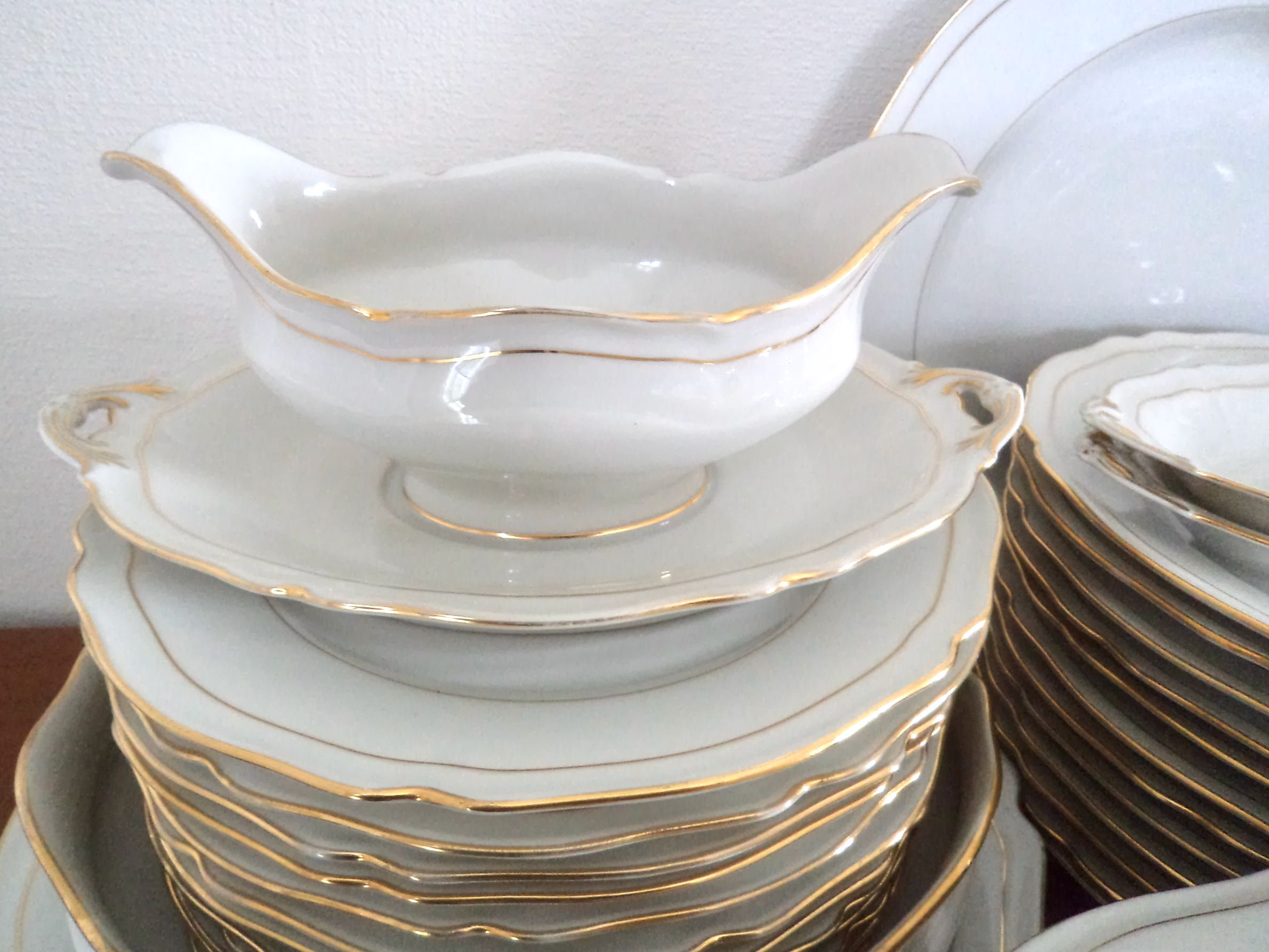 Porcelain plates for 12 people 48 pieces