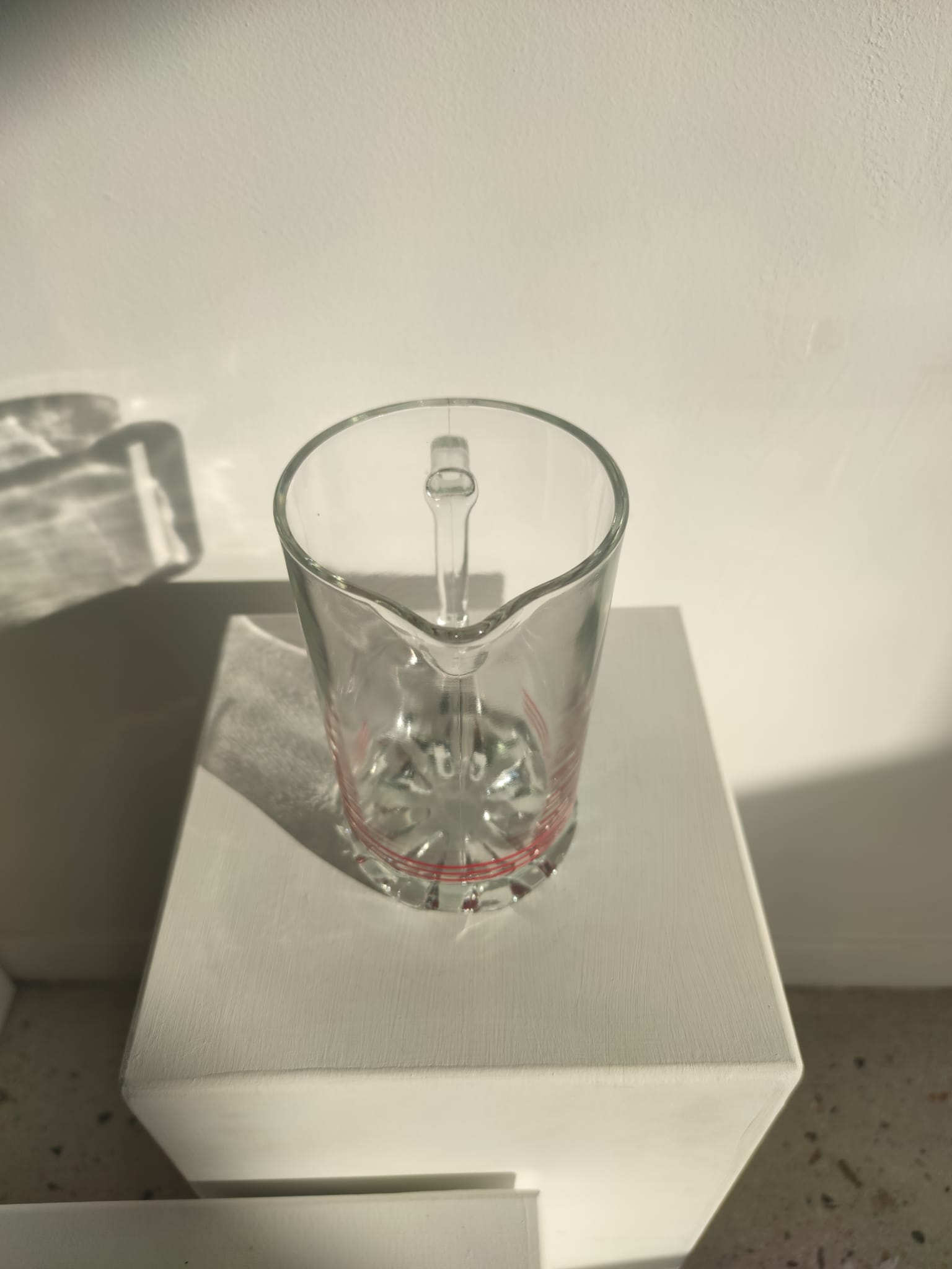 Pichet à orangeade italien vintage en verre à rayures rouges