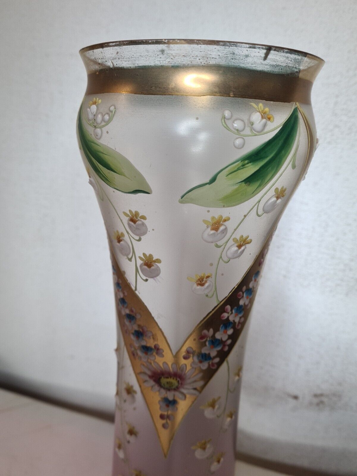 Vase en opaline émaiillée avec du muguet