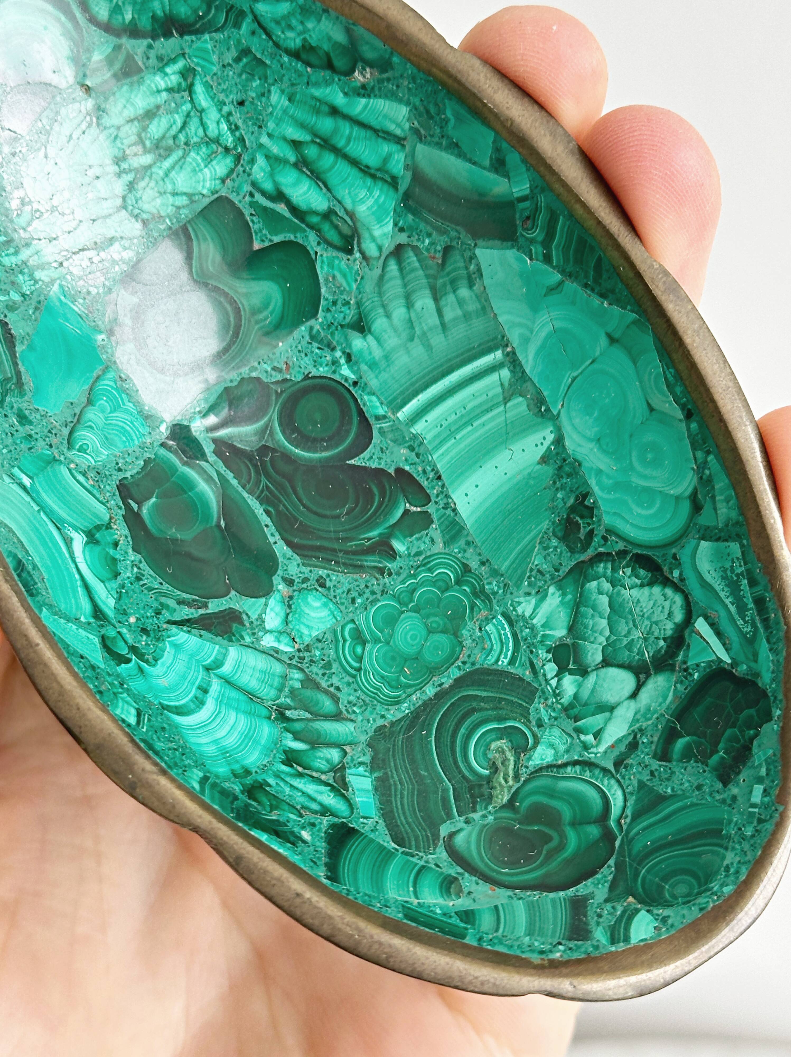 Mini bowls in malachite for jewellery or rings.
