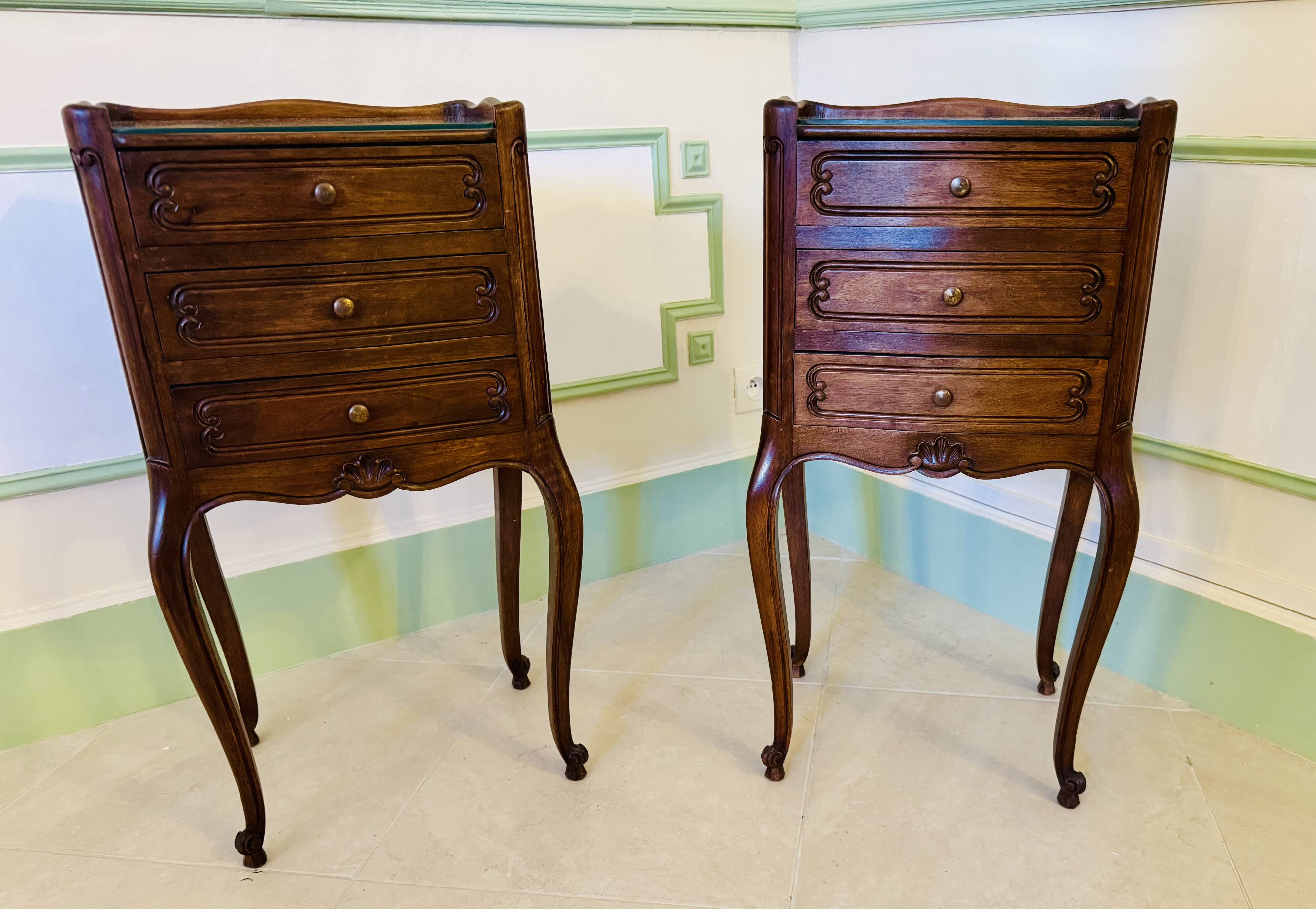 Paire de tables de chevet anciennes