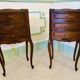 Paire de tables de chevet anciennes