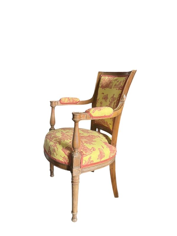 Fauteuil cabriolet style Louis XVI en toile de Jouy jaune et rouge, France