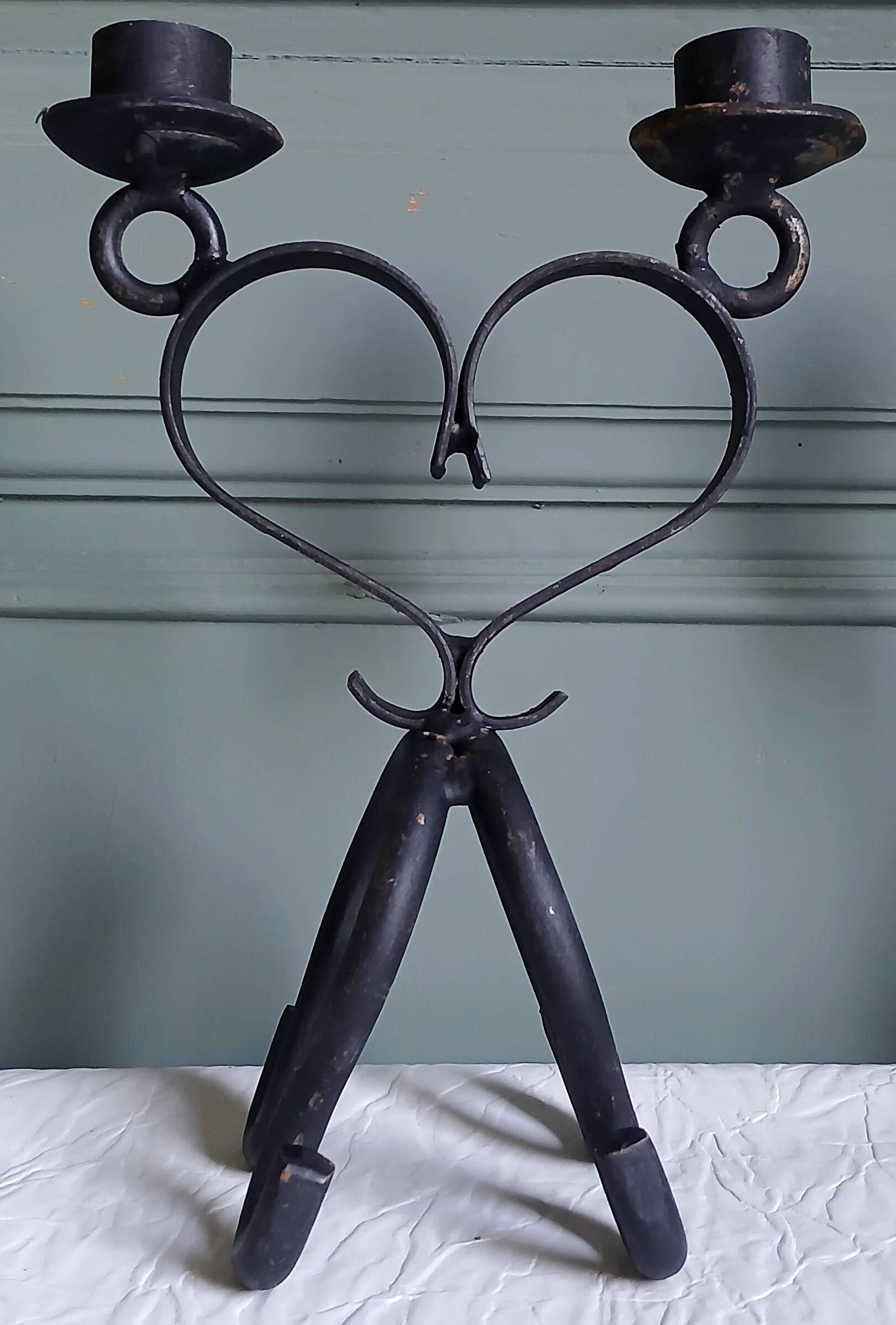 2 double brutalist candle holders in hand-forged iron. Folk art 1960.