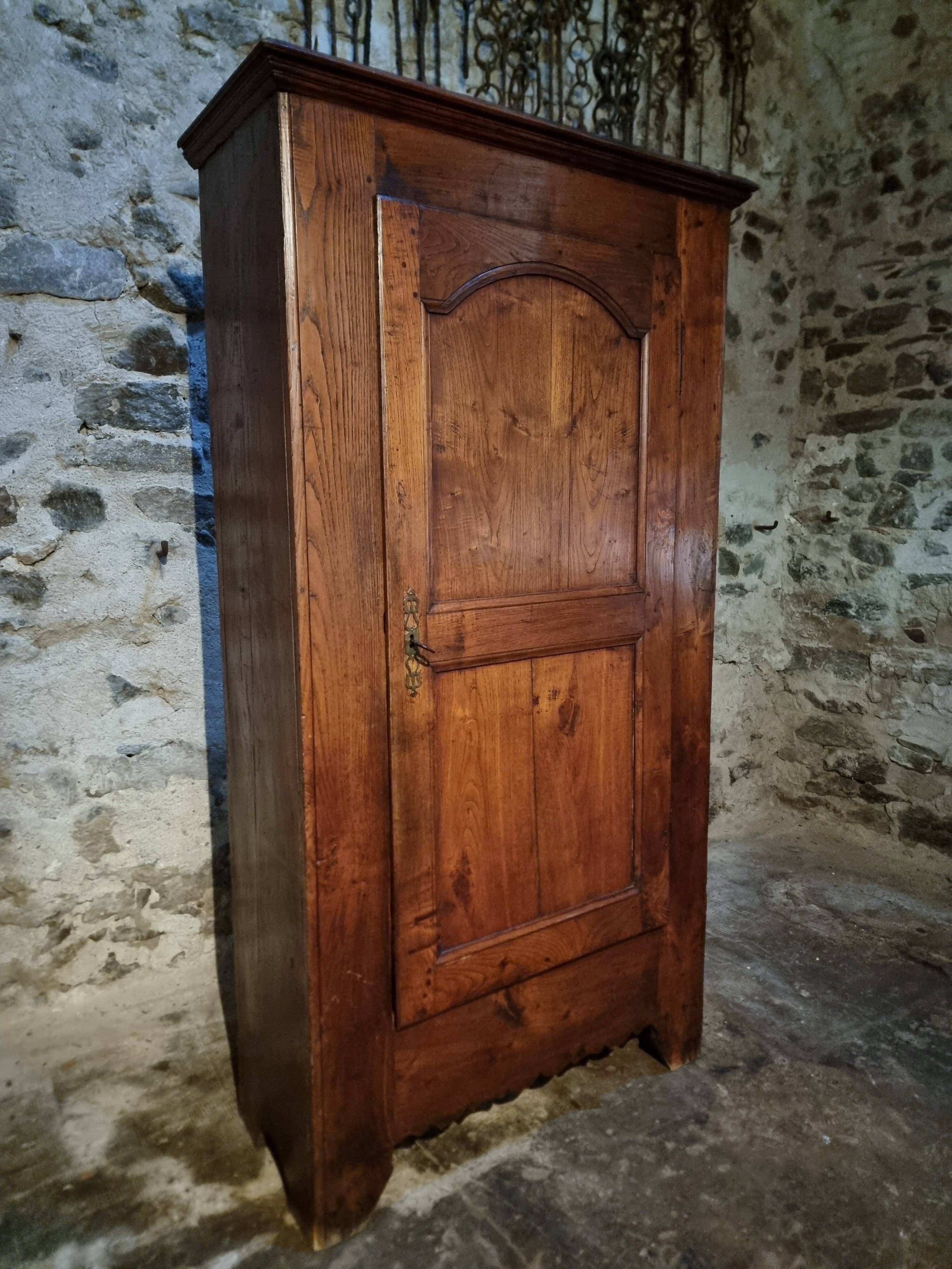 Armoire ancienne – bonnetière française du XVIIIe siècle en châtaignier avec serrure et clé d'origine