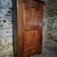 Armoire ancienne – bonnetière française du XVIIIe siècle en châtaignier avec serrure et clé d'origine