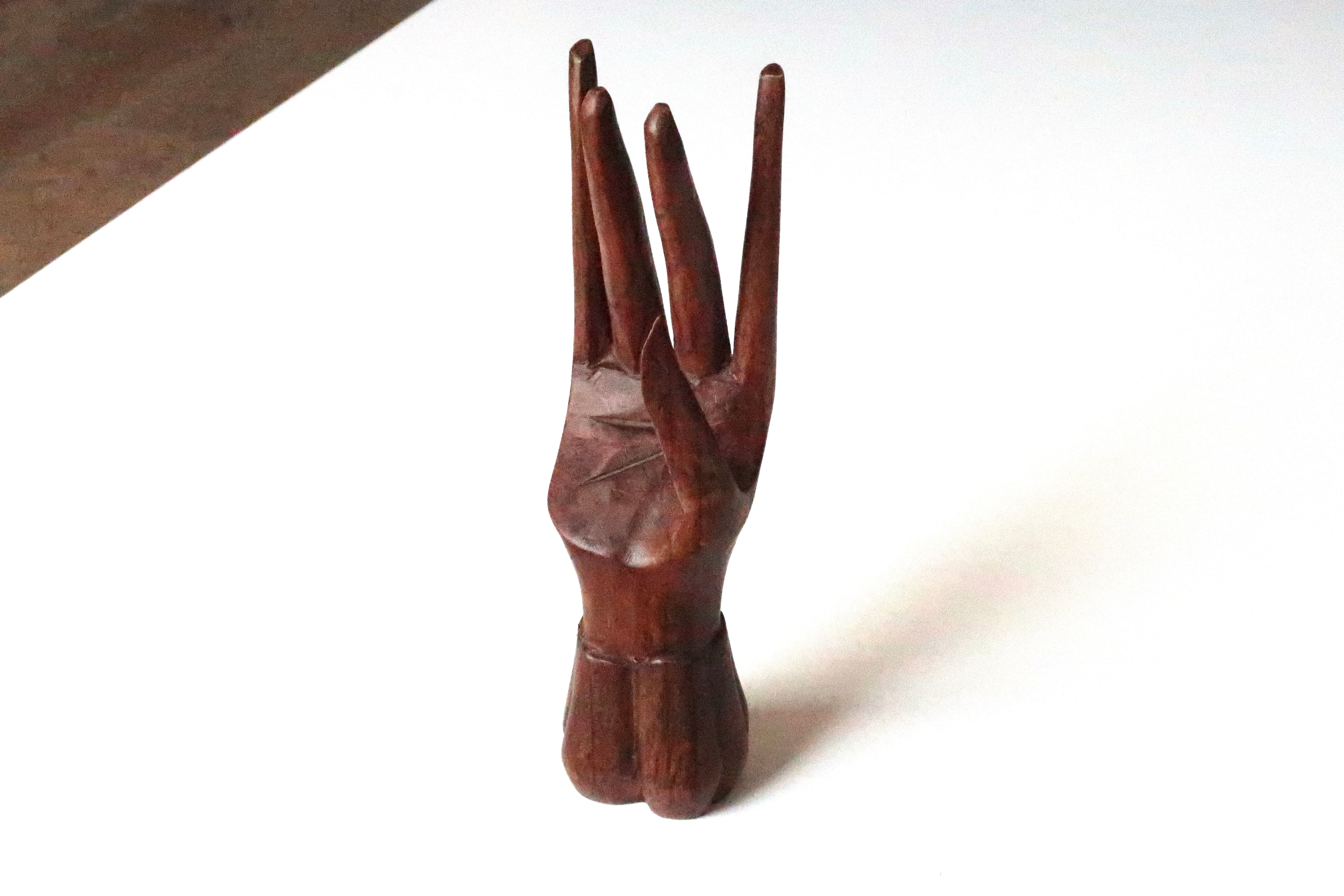 Main baguier en bois, présentoir à bijoux, années 70