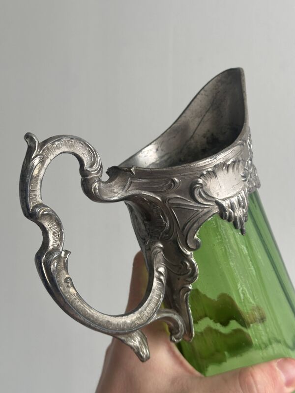 Pichet en verre vert translucide