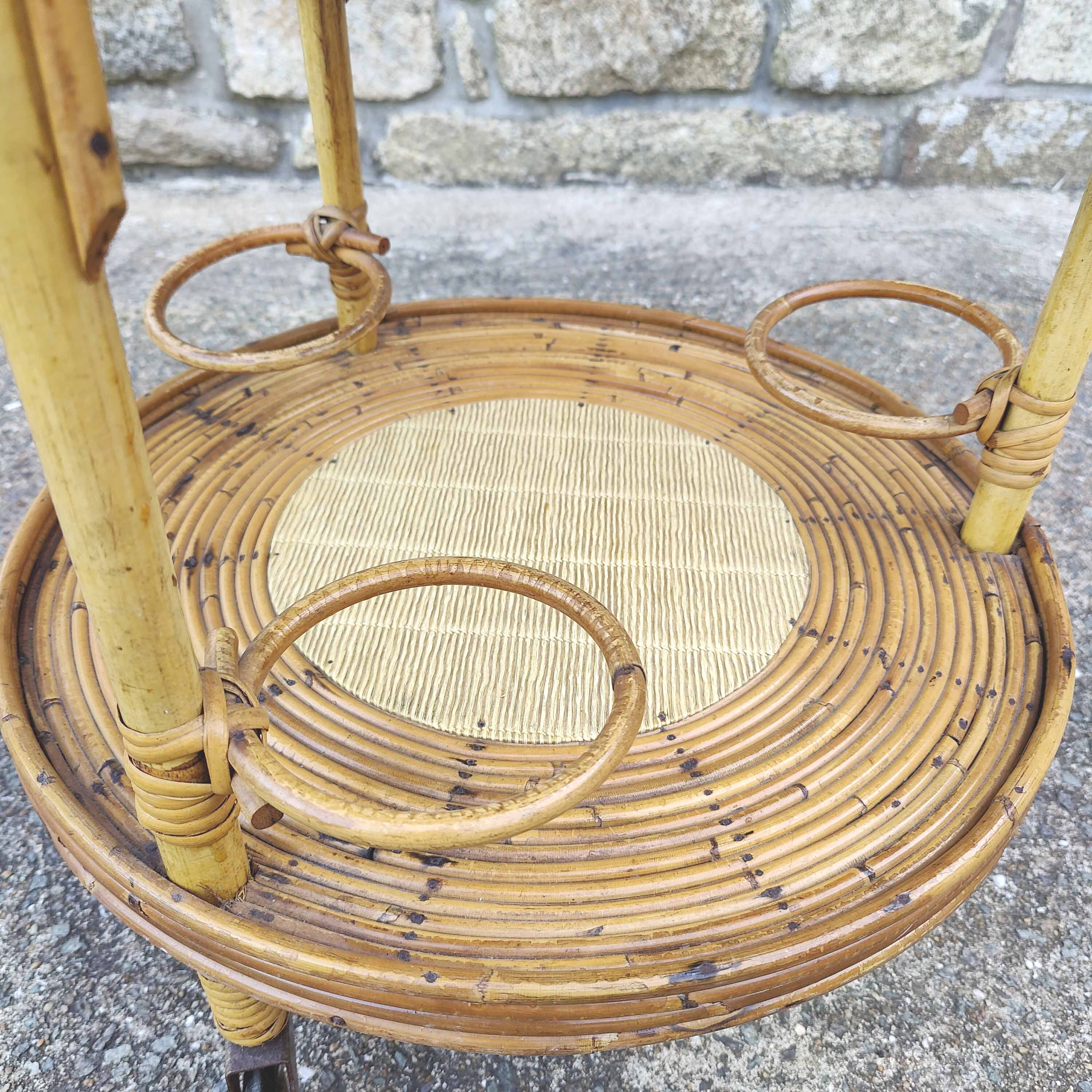 Round dessert bar in rattan and vinyl braided straw way