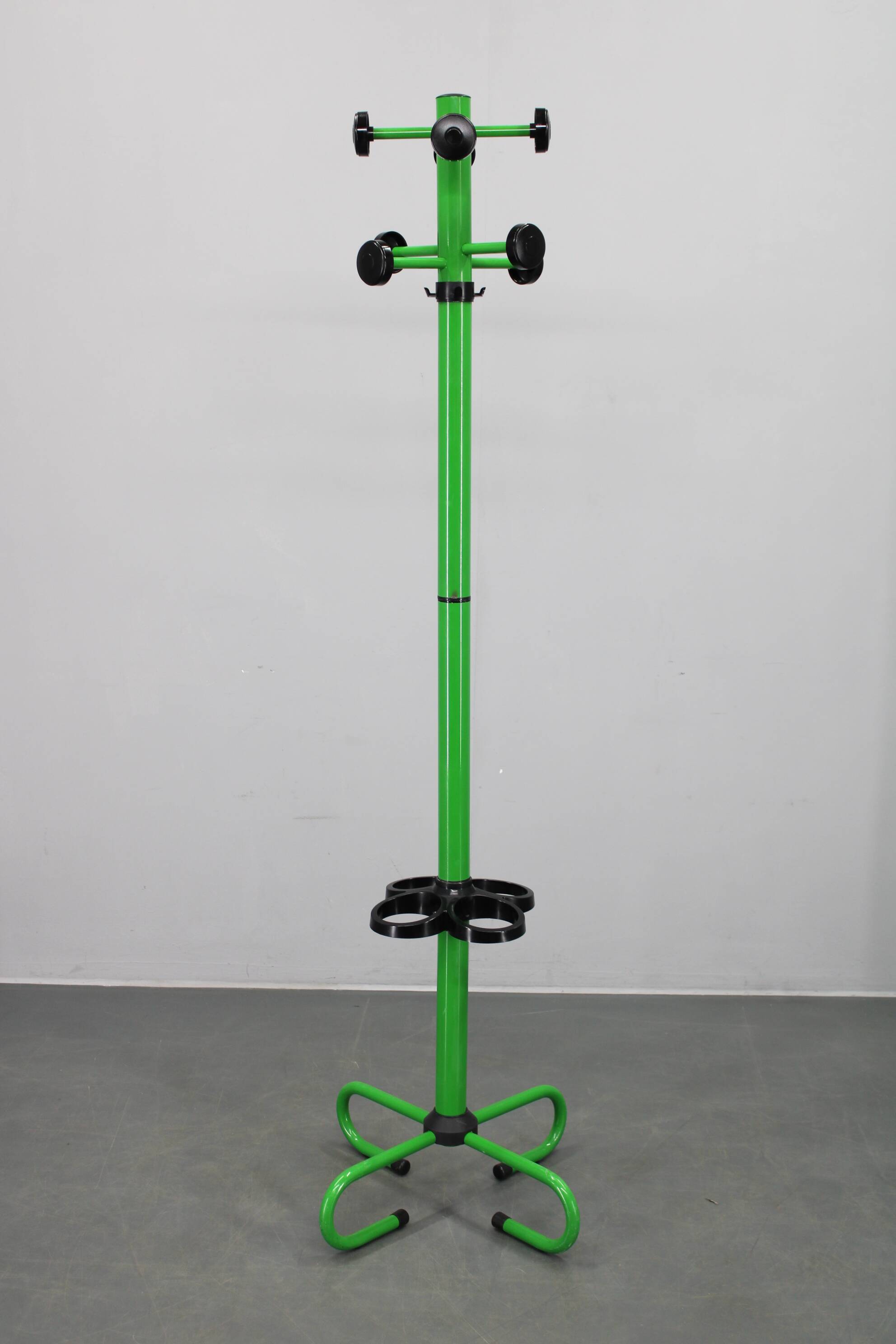 Porte-manteau italien en métal laqué des années 1970 avec porte-parapluie