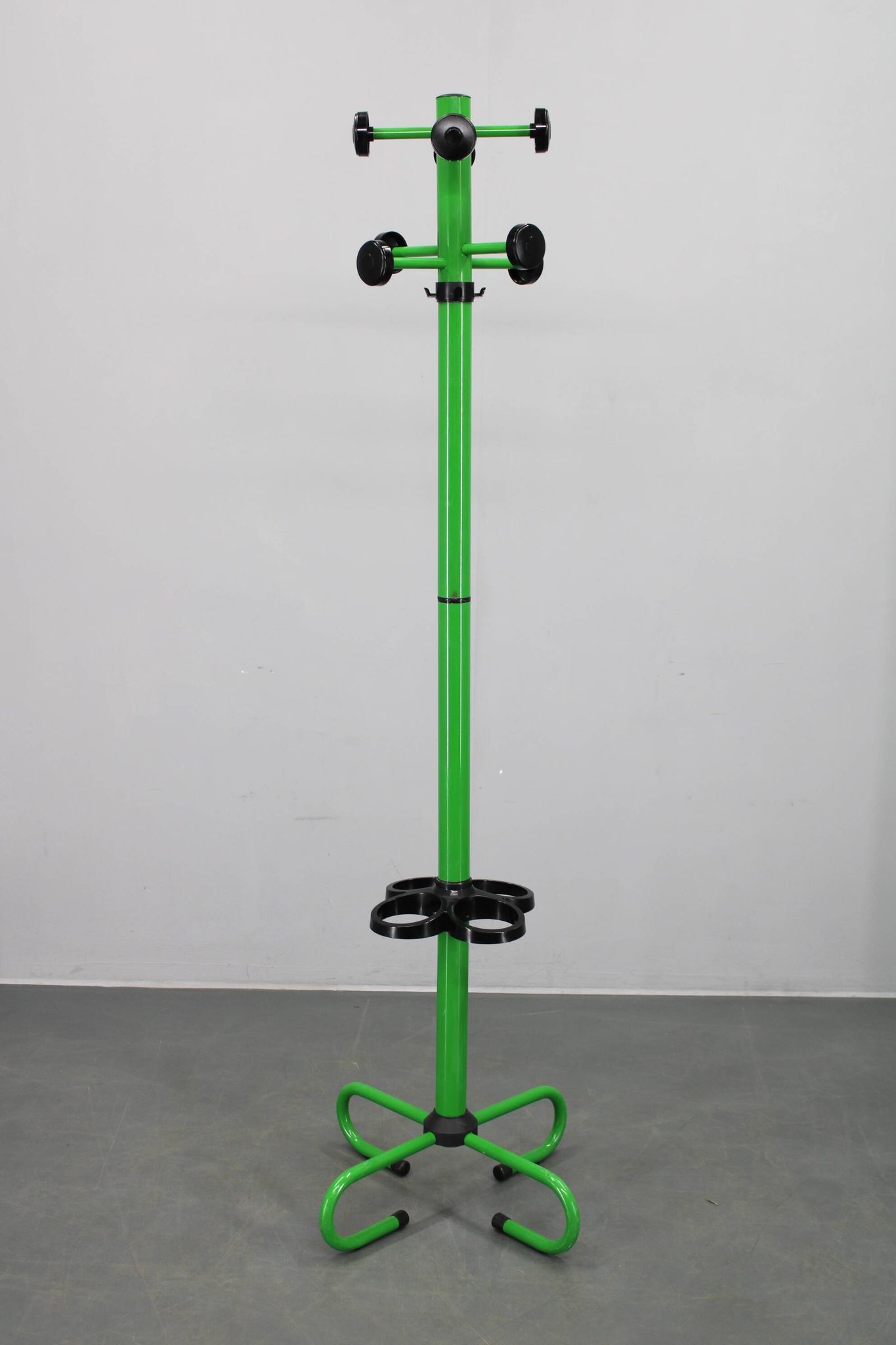 Porte-manteau italien en métal laqué des années 1970 avec porte-parapluie
