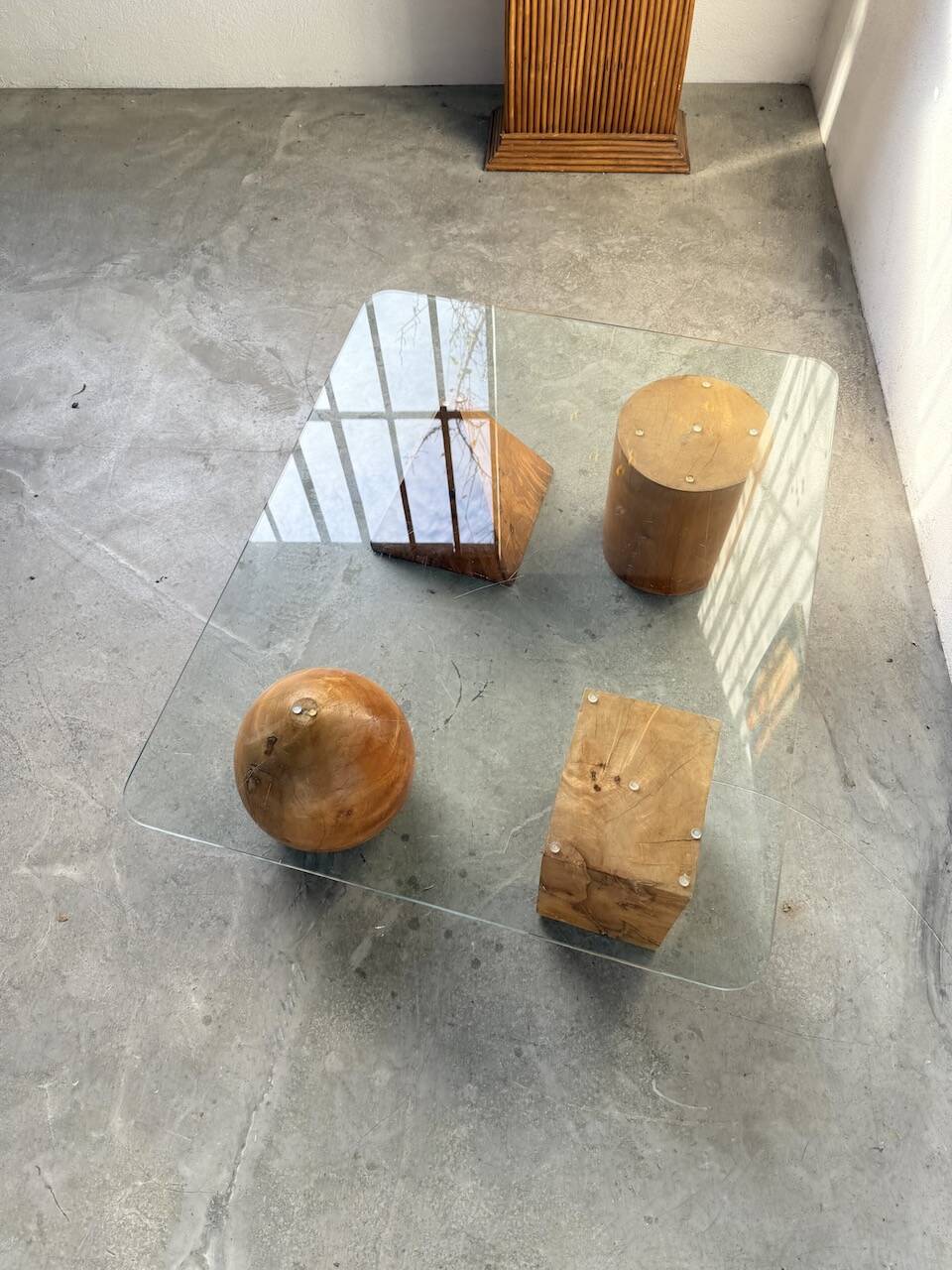 Table basse en bois et verre attribuée à Metafora