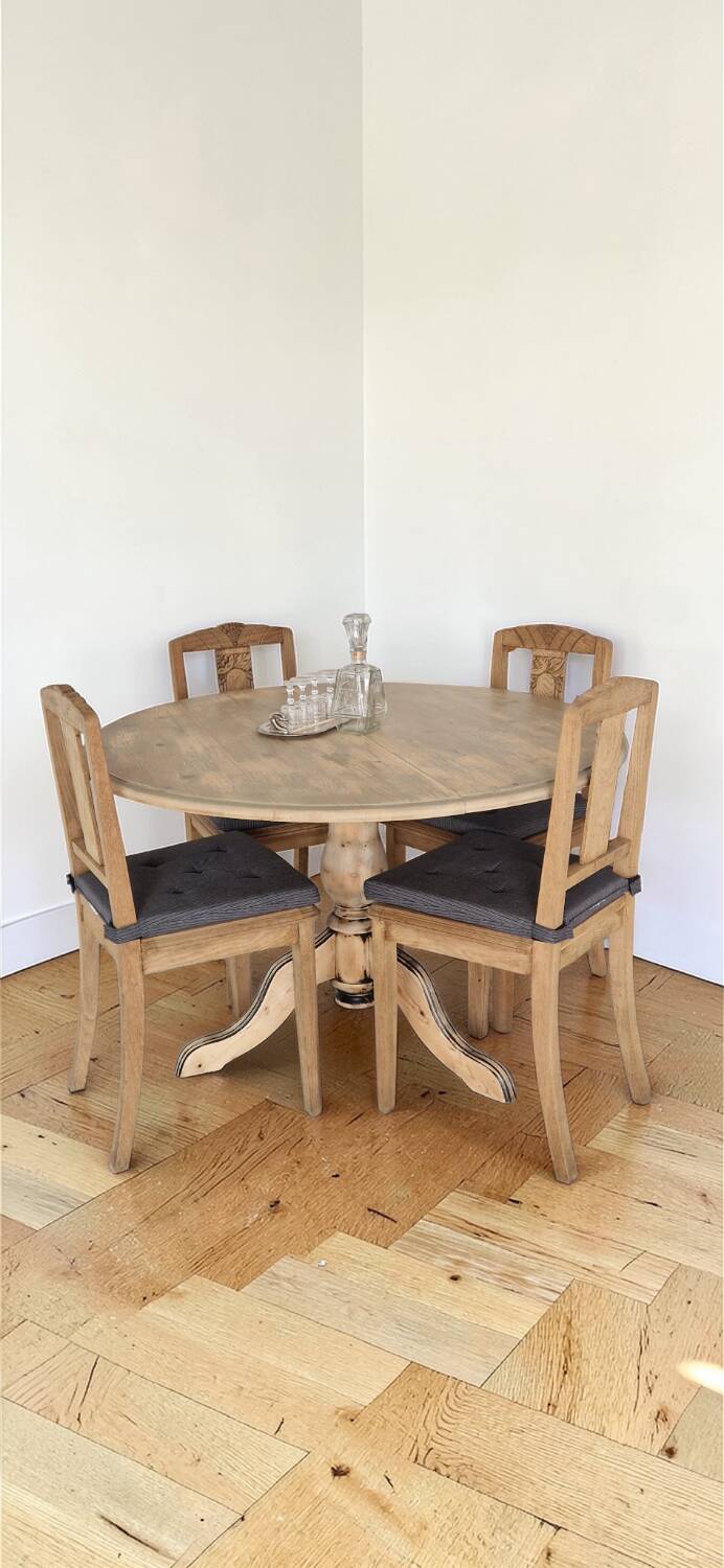 Set of 4 sculpted oak chairs – 1940s Art Deco style