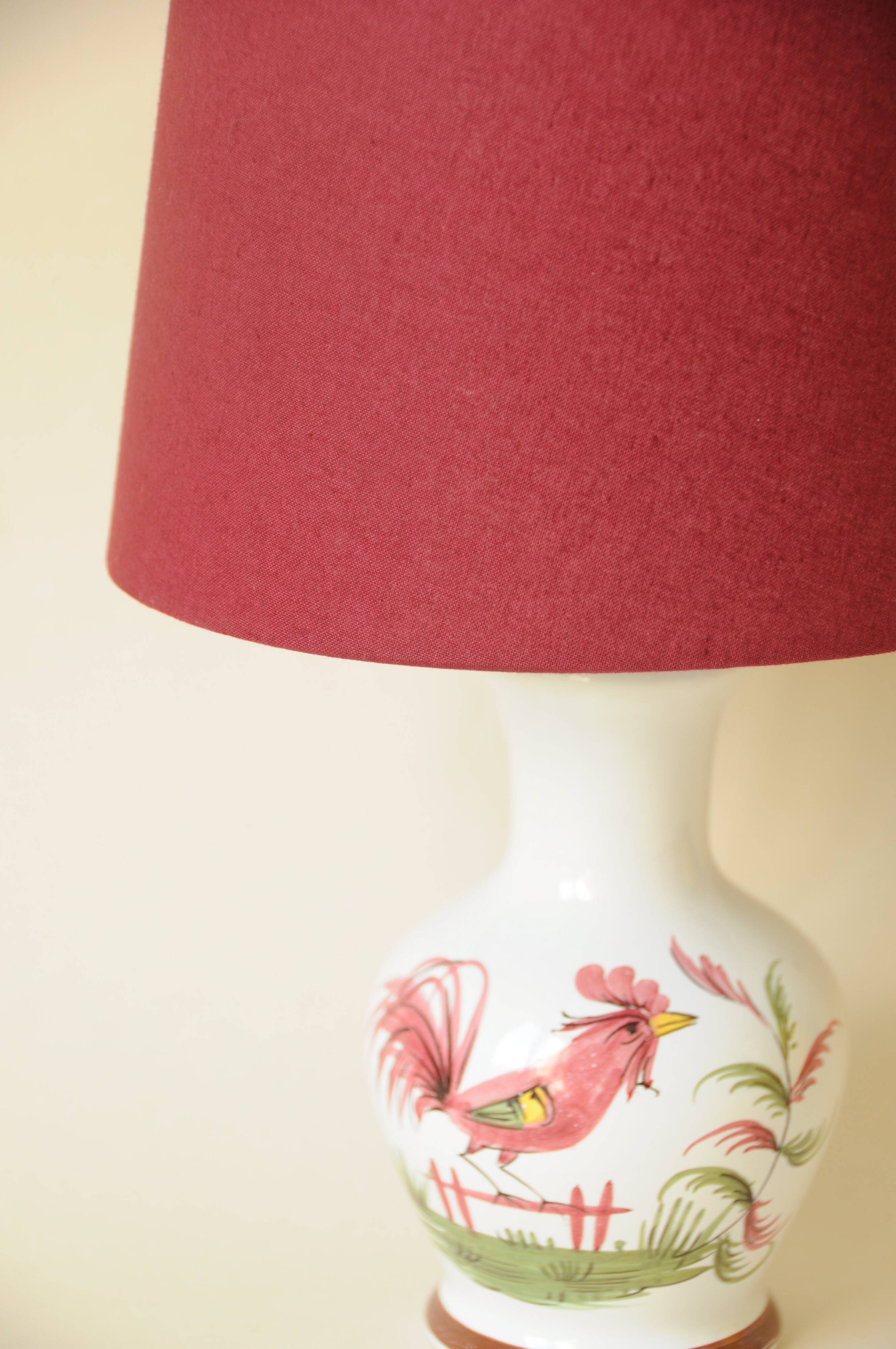 Lampe décor coq en céramique blanc et rouge bordeaux