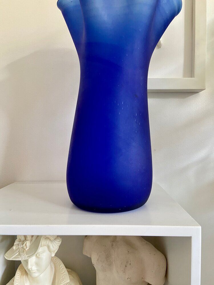 Vase mouchoir en verre bleu
