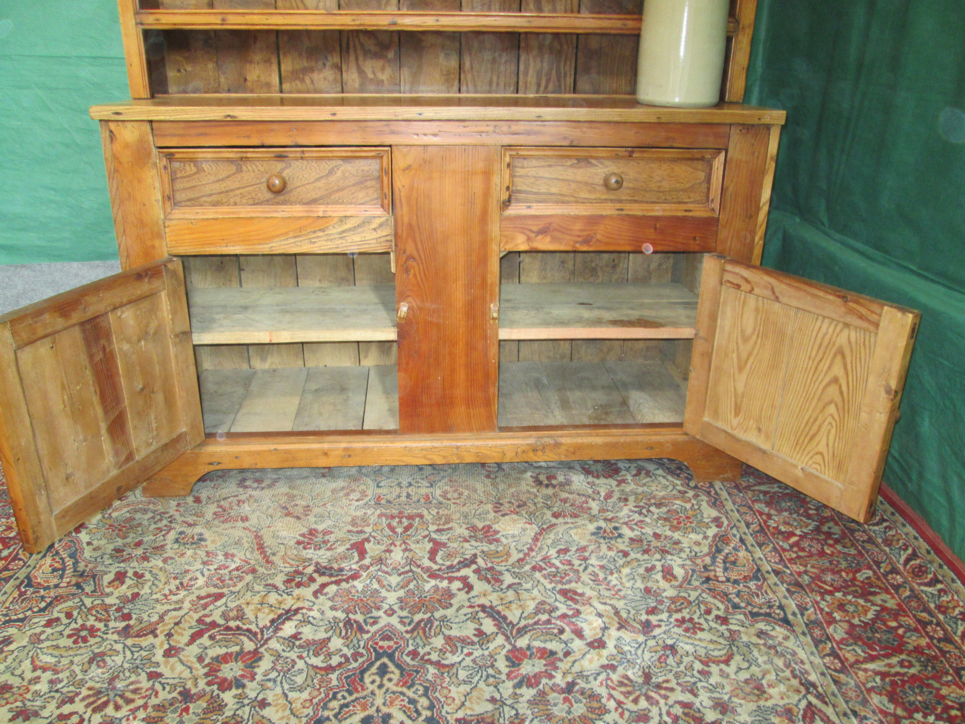 English elm vaisselier