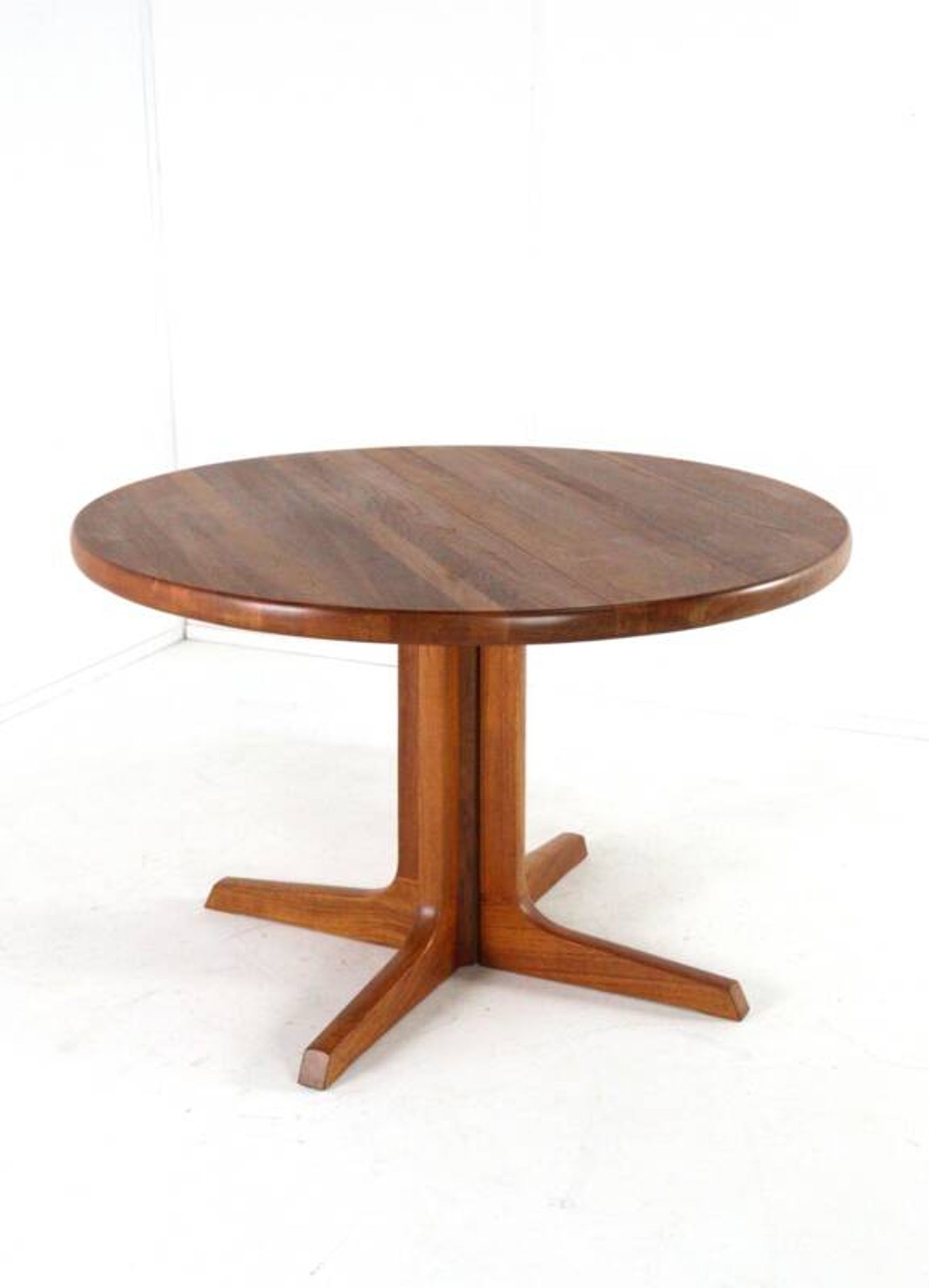 Gudme round extendable dining table 'Nabbe'