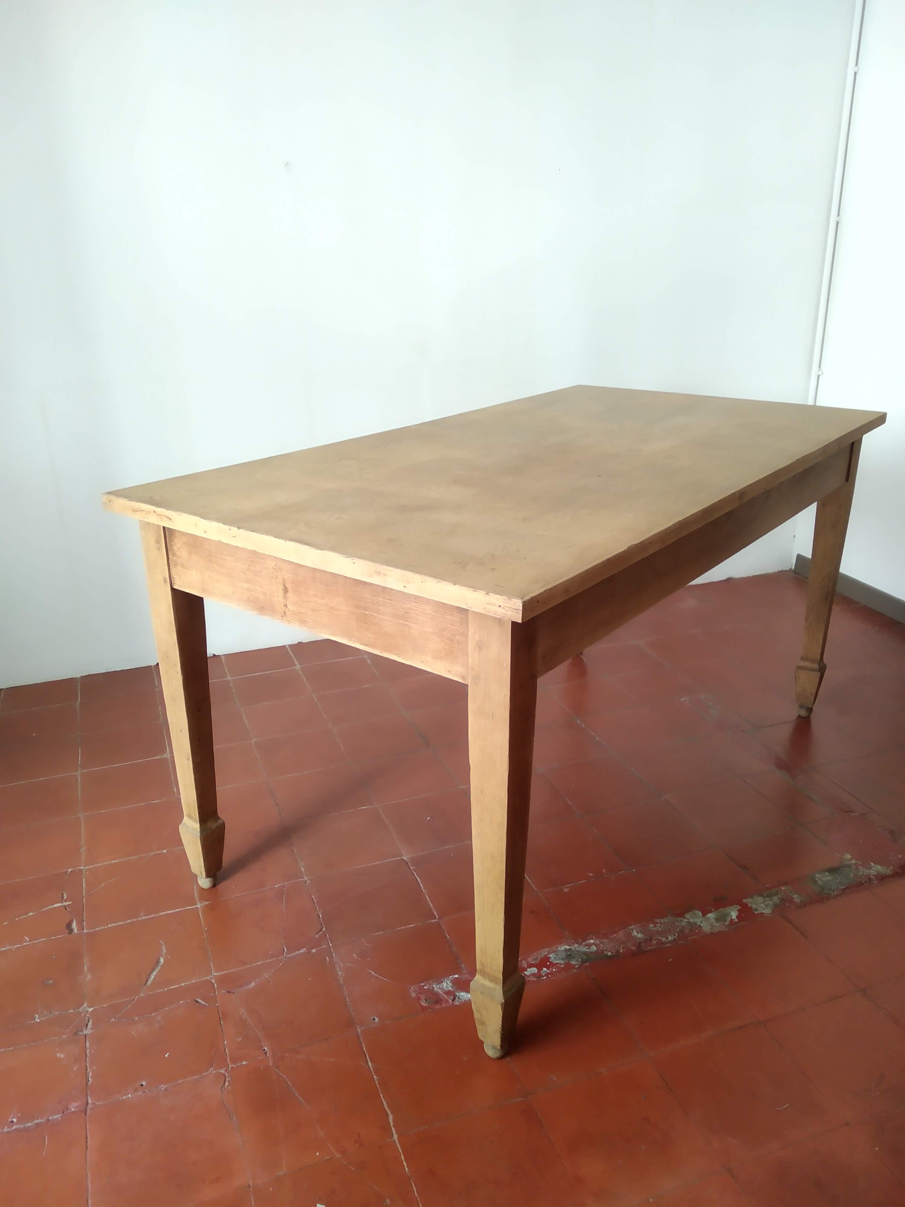 Antique oak table with 2 drawers