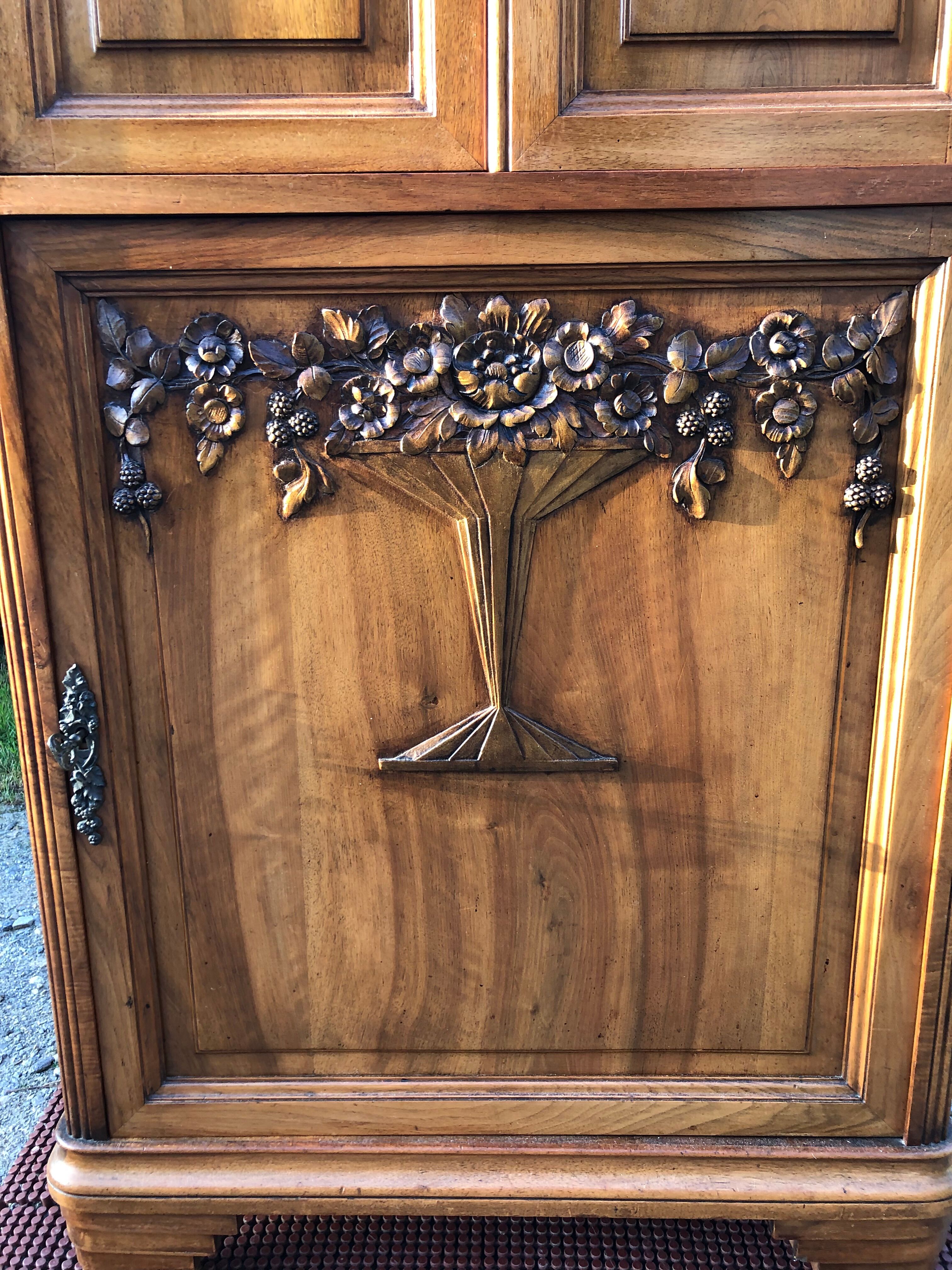 Buffet Art déco meuble bar en noyer massif à 3 portes et 1 faux tiroirs basculant richement sculpté.