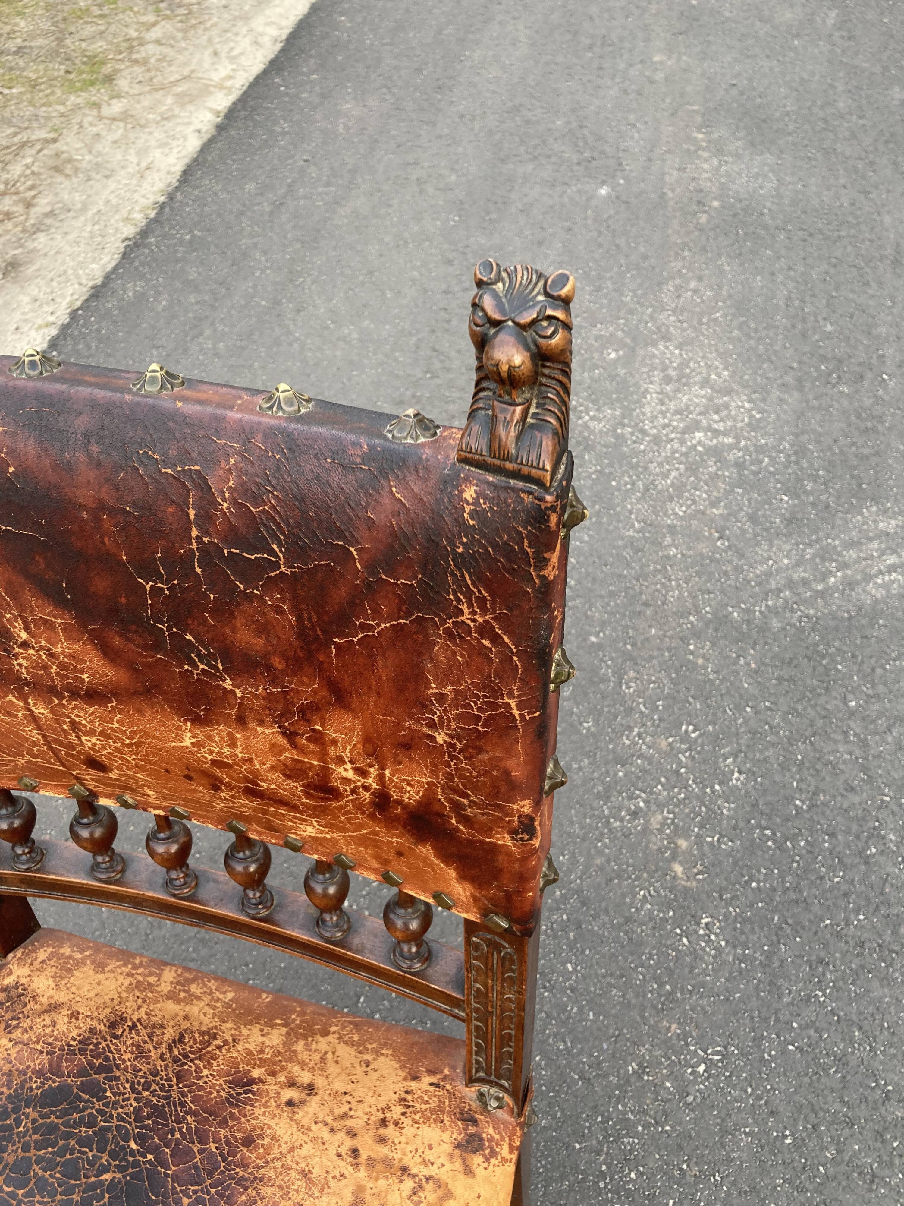 5 chaises Henri II en bois massif et cuir néo renaissance XIXème siècle