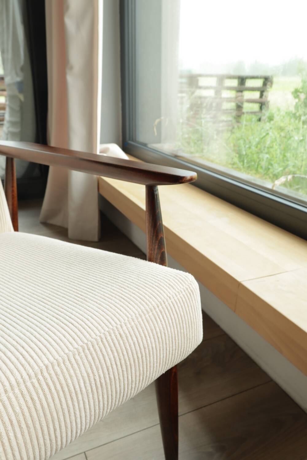 Fauteuil scandinave classique en velours côtelé beige, bois de noyer